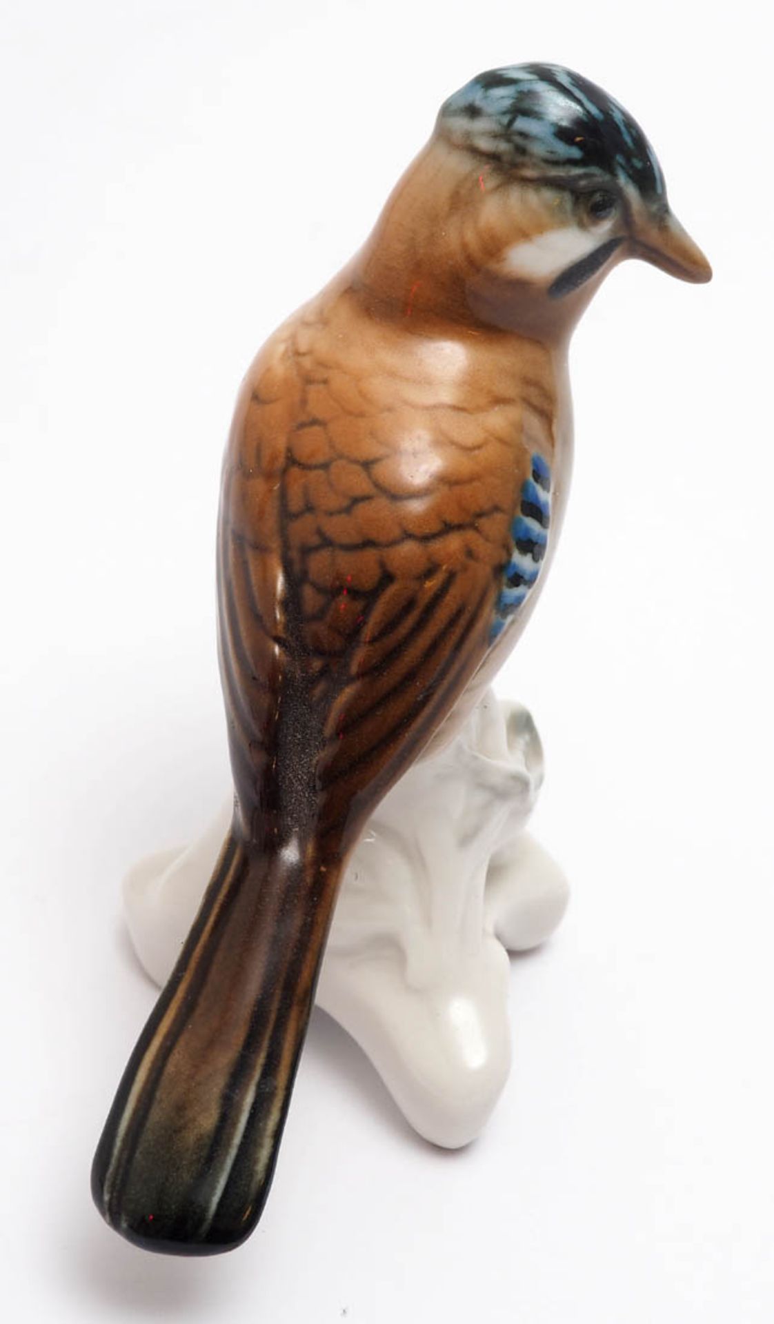 Tierfigurine, Ens Auf naturalistischem Astsockel sitzender Vogel. Naturalistische Ausformung und - Bild 2 aus 3