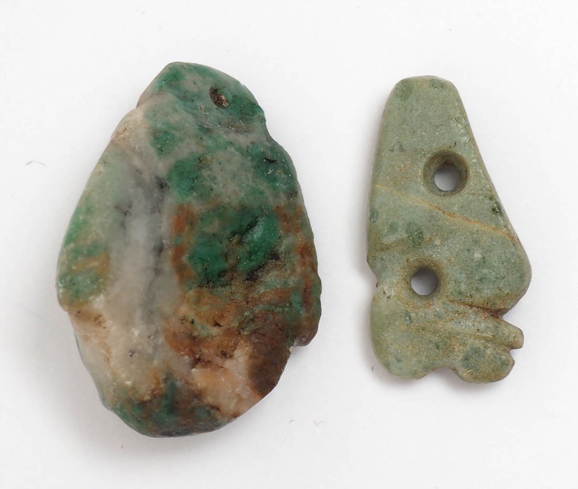 Präkolumbischer Kopfanhänger, olmekisch 900--500 v.Chr. Grüner Stein (Jade?) mit Loch. H.2,5cm. Dazu - Bild 2 aus 2