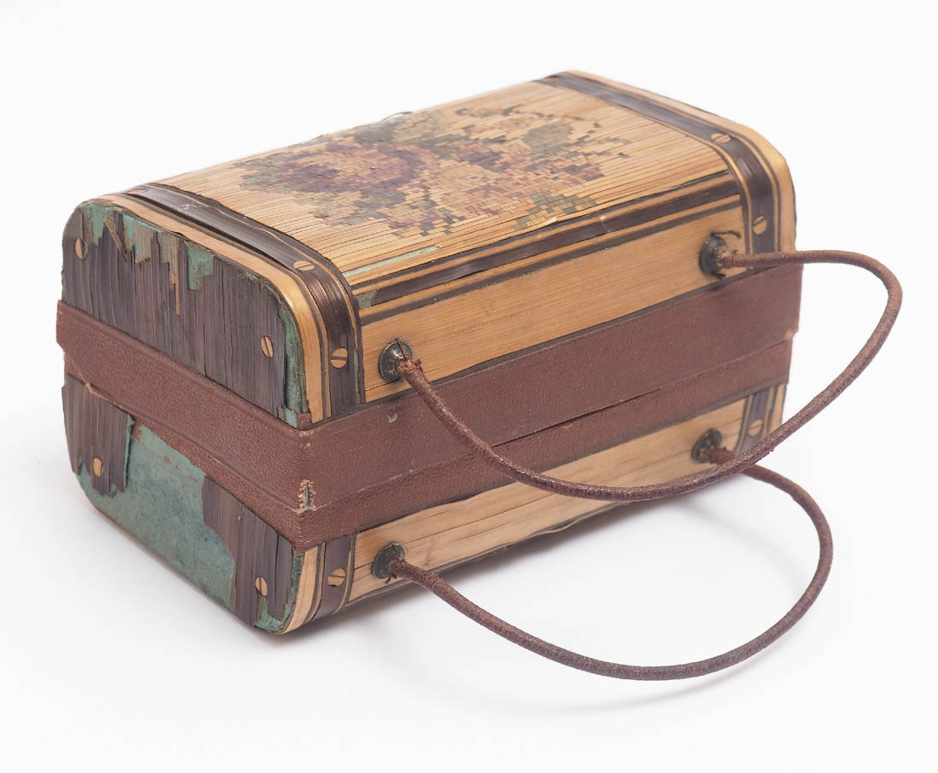 Kästchen, 19.Jhdt. In Form einere Reisetasche mit Tragbügeln. Karton mit gefärbten Strohintarsien.