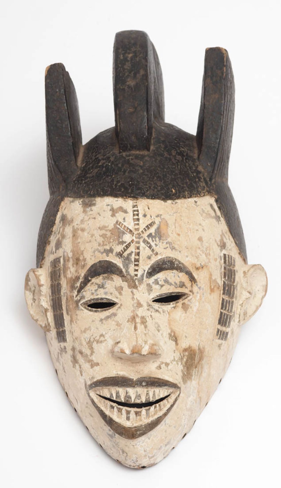 Maske des Mmwo-Geheimbundes, Ibo, Nigeria Holz, geschnitzt, partiell geschwärzt bzw. weiß gekalkt. - Bild 2 aus 5