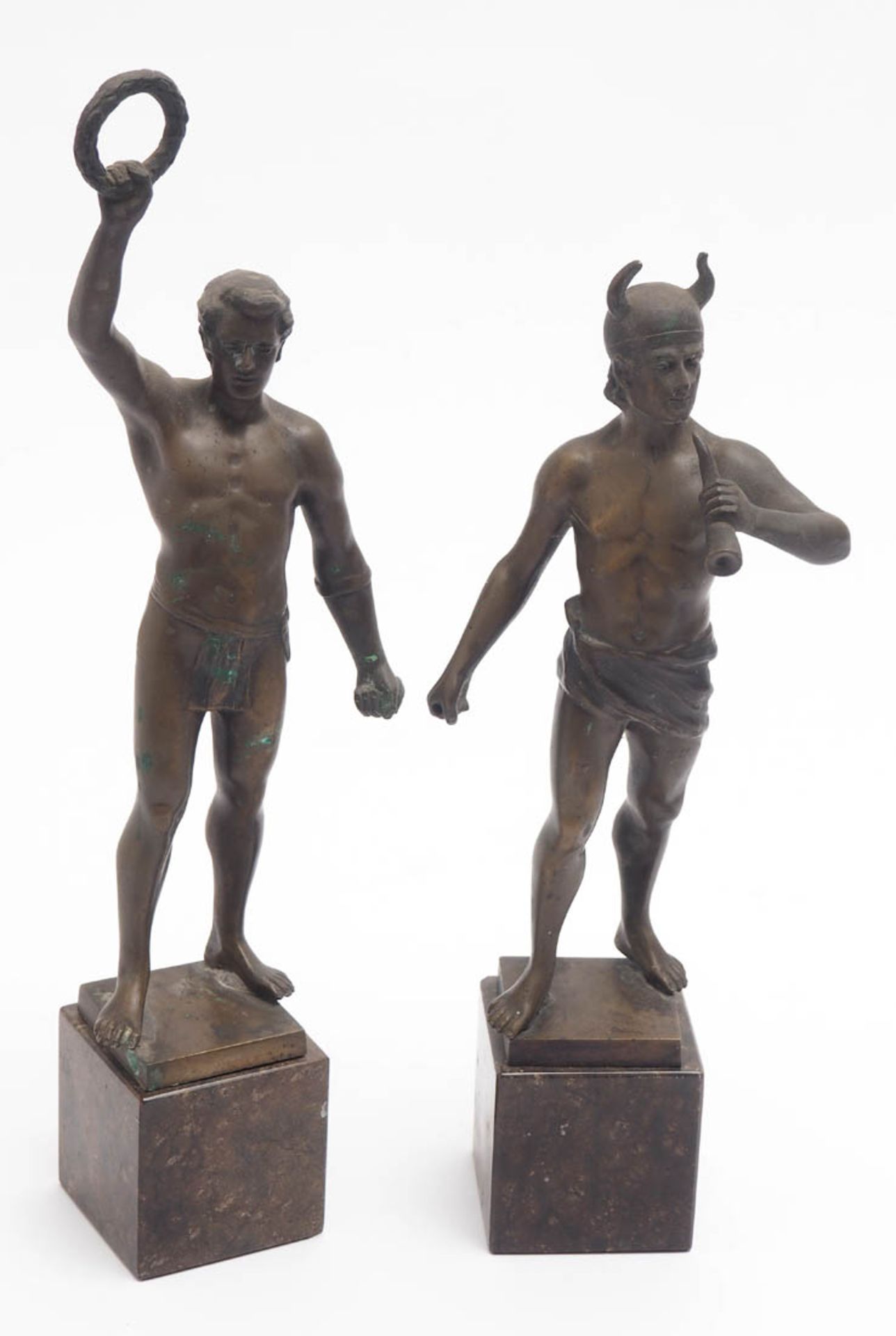 Beck, Ernst, 1879 - 1941 Zwei Bronzefiguren. Darstellung eines Siegers mit erhobenem Lorbeerkranz