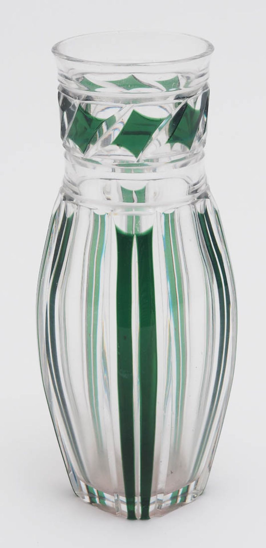 Vase, Böhmen, um 1910 Schlanke, gebauchte Form mit acht grünen Überfangbändern. Breiter Stegrand mit