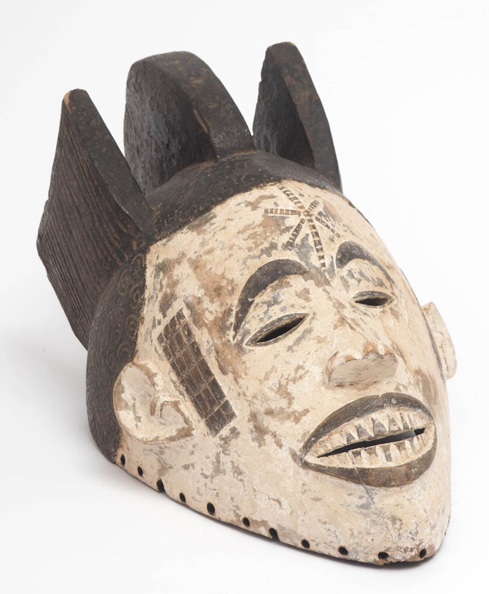 Maske des Mmwo-Geheimbundes, Ibo, Nigeria Holz, geschnitzt, partiell geschwärzt bzw. weiß gekalkt.