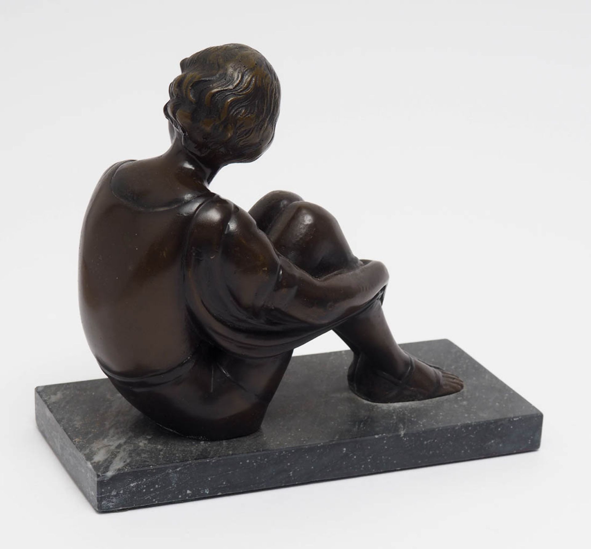 Figurine, 20er /30er Jahre Auf rechteckigem Sockel aus schwarzem Marmor hockendes junges Mädchen, - Bild 3 aus 5