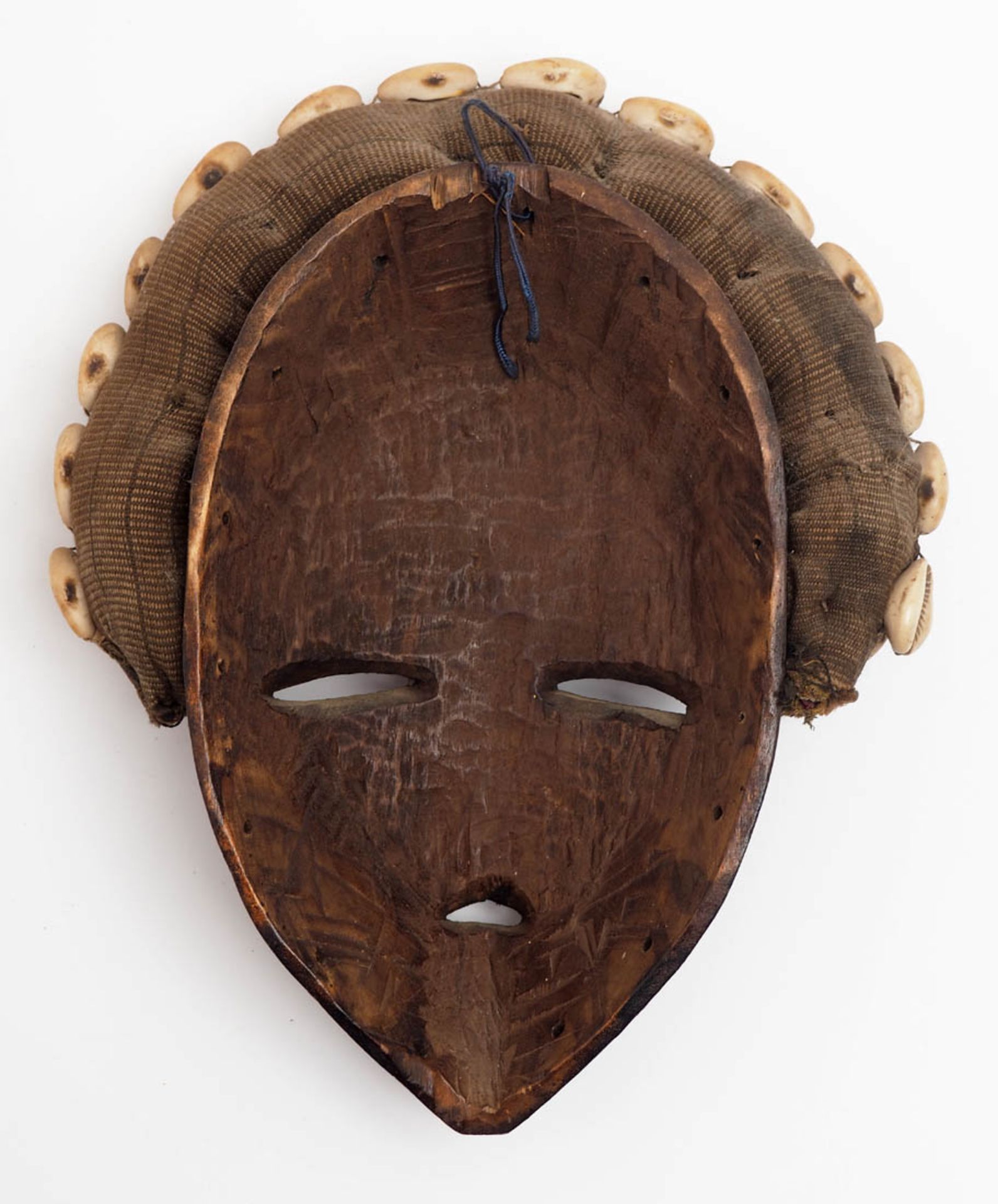 Maske, Dan, Afrika In Form eines spitz zulaufenden Gesichts mit prächtigem Kopfschmuck aus Stoff und - Bild 2 aus 3