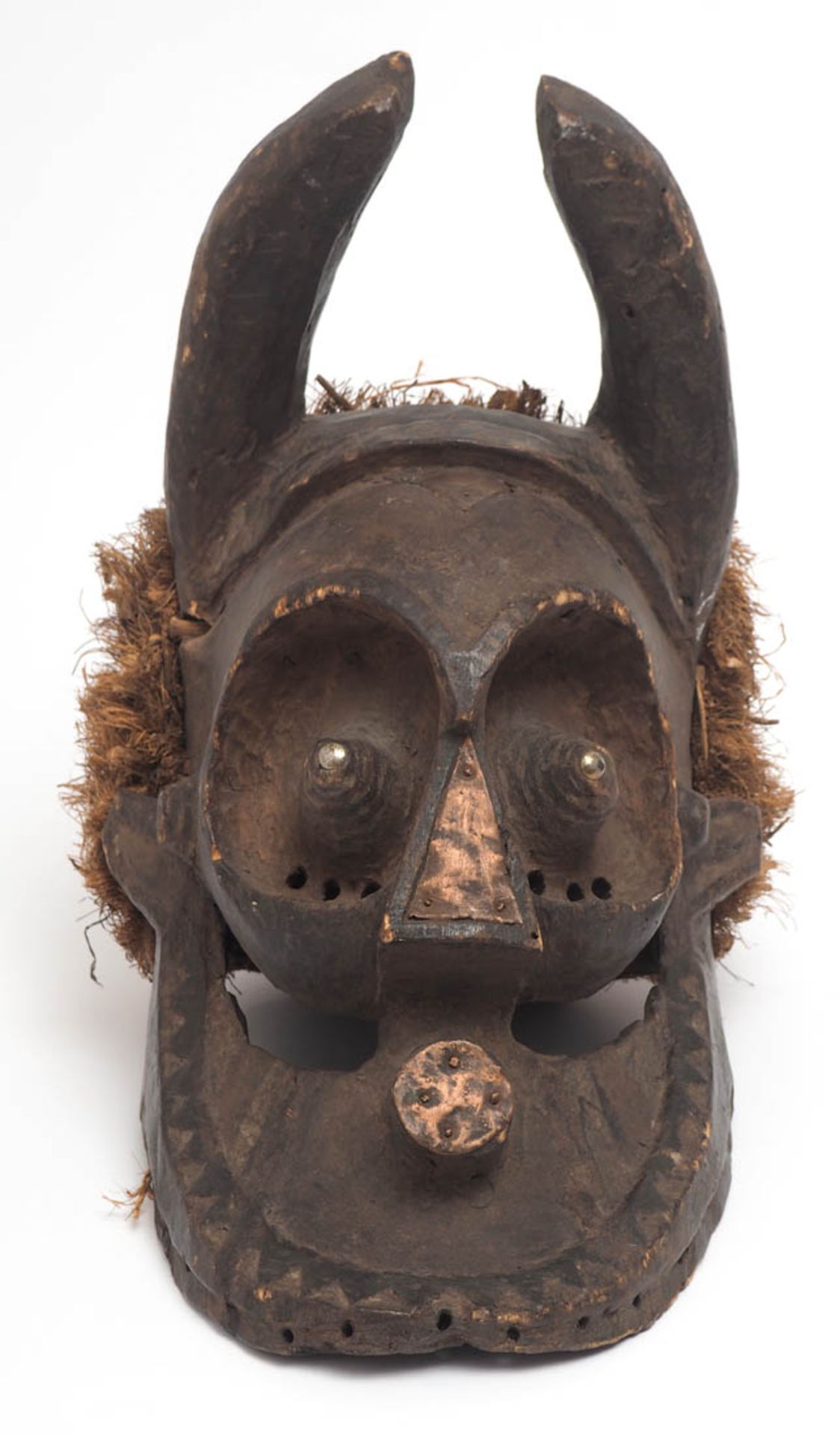Chamäleon-Maske, "Pwoo Itok", Kuba, Dem. Rep. Kongo Gehörntes Gesicht mit hervorstechenden Augen. - Bild 2 aus 5