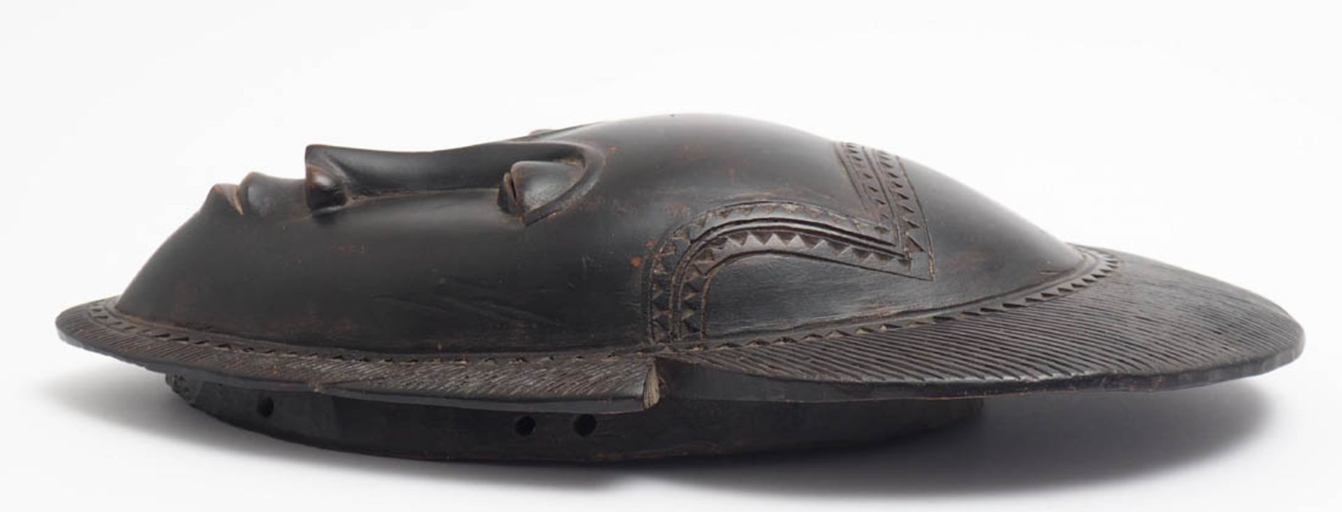 Maske, Baule, Elfenbeinküste Plastisch geschnitzter Kopf mit umlaufendem, reliefiertem Kopf- bzw. - Bild 4 aus 4