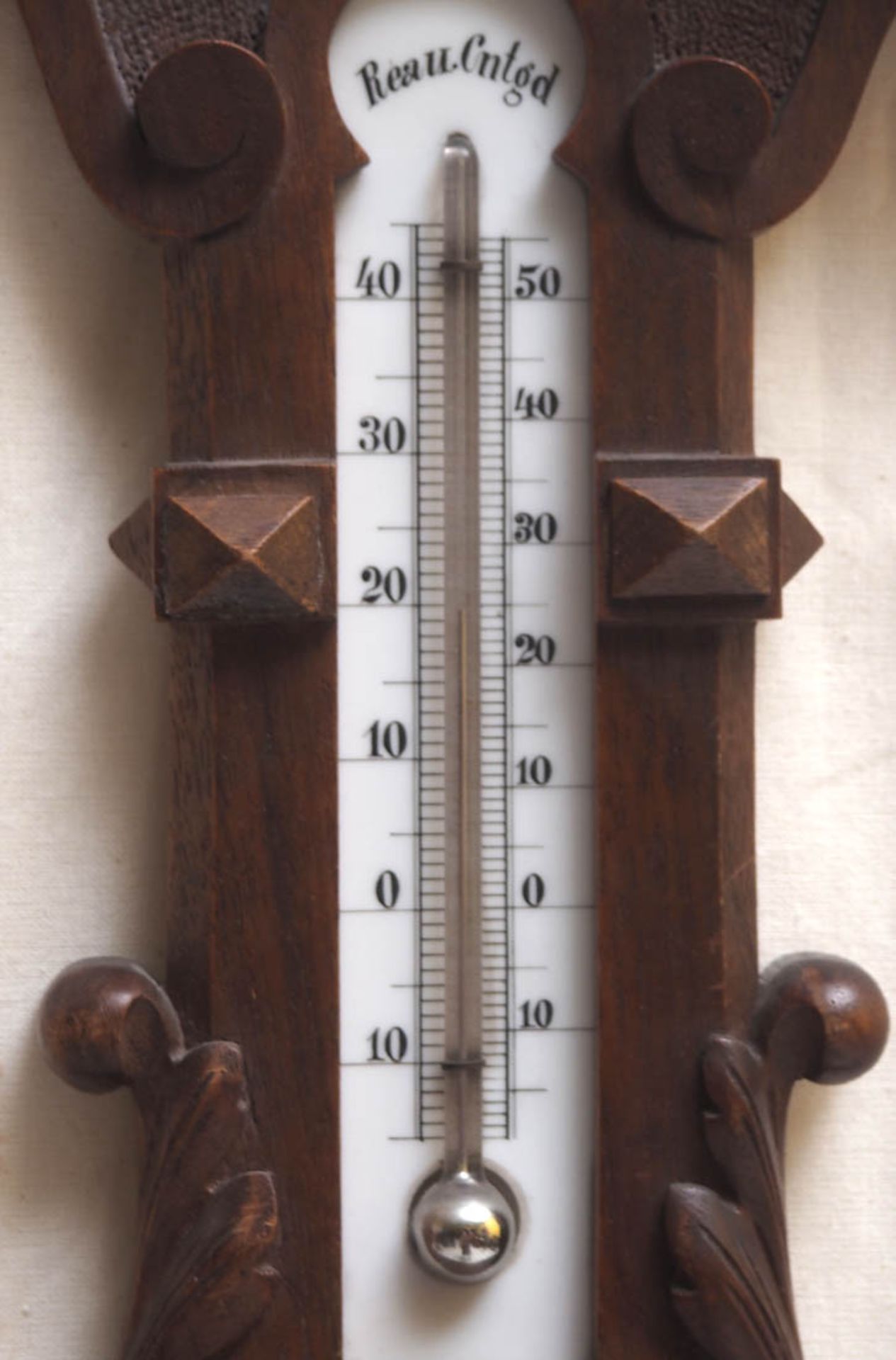 Wetterstation, Cuno, Breslau Barometer und Thermometer in durchbrochen geschnitztem Holzgehäuse. - Bild 3 aus 3