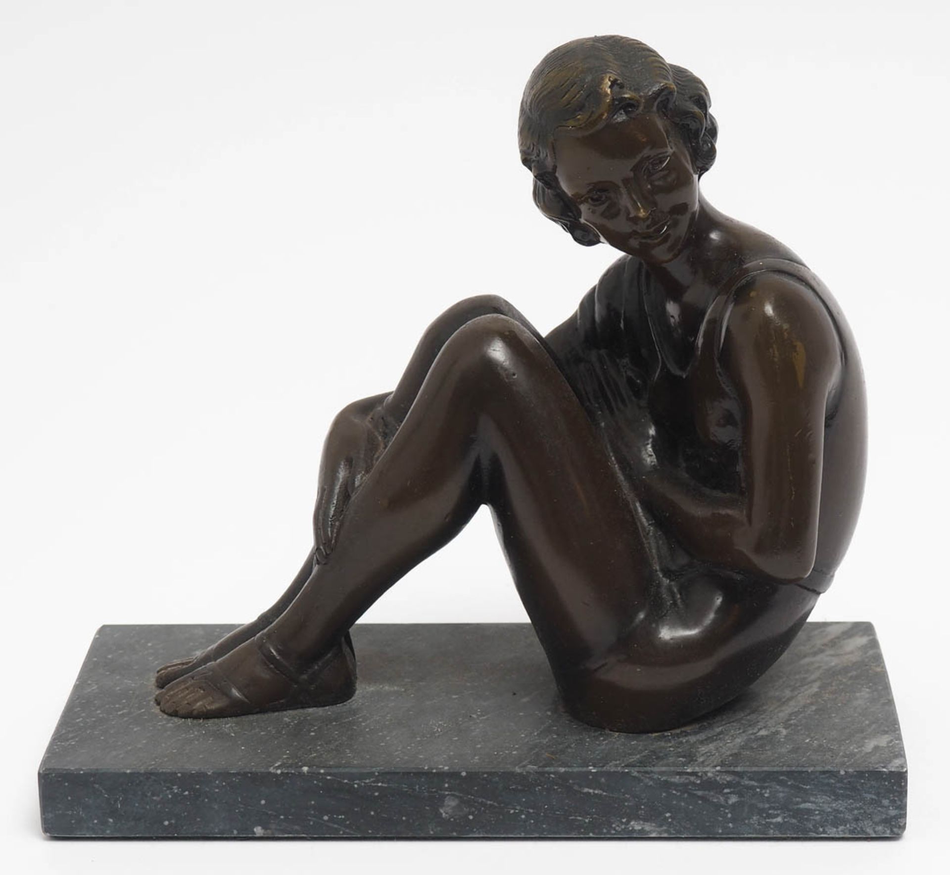 Figurine, 20er /30er Jahre Auf rechteckigem Sockel aus schwarzem Marmor hockendes junges Mädchen, - Bild 2 aus 5