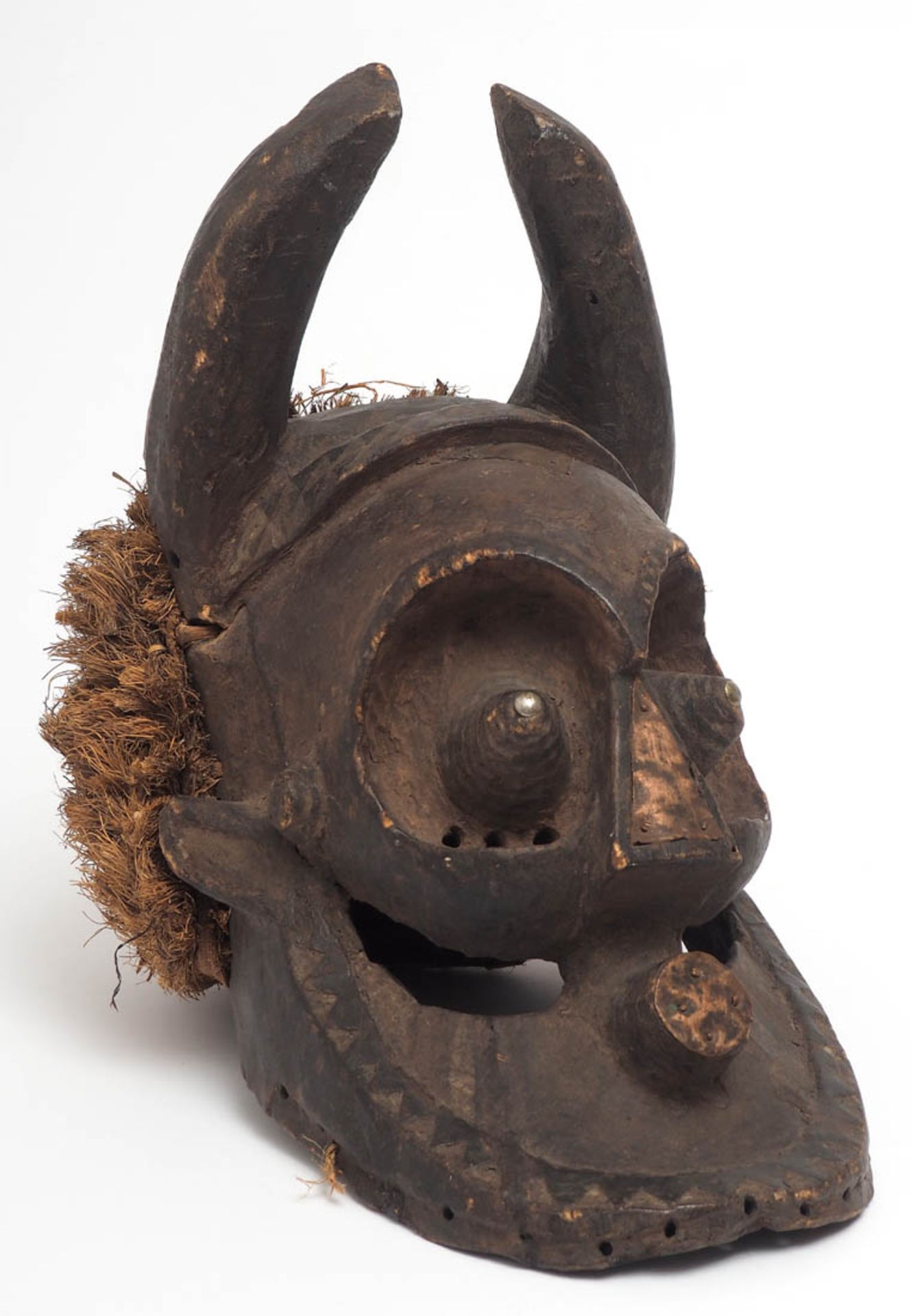 Chamäleon-Maske, "Pwoo Itok", Kuba, Dem. Rep. Kongo Gehörntes Gesicht mit hervorstechenden Augen.