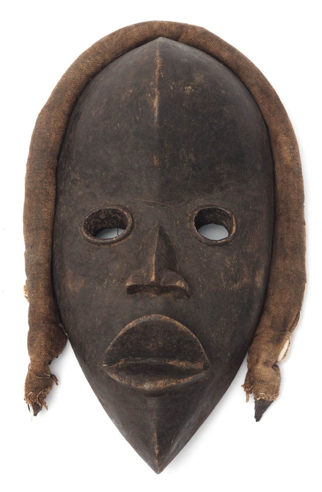 Maske, Dan, Liberia Ovales Gesicht mit stark gewölbter Stirn, plastisch ausgearbeiteter Mund und
