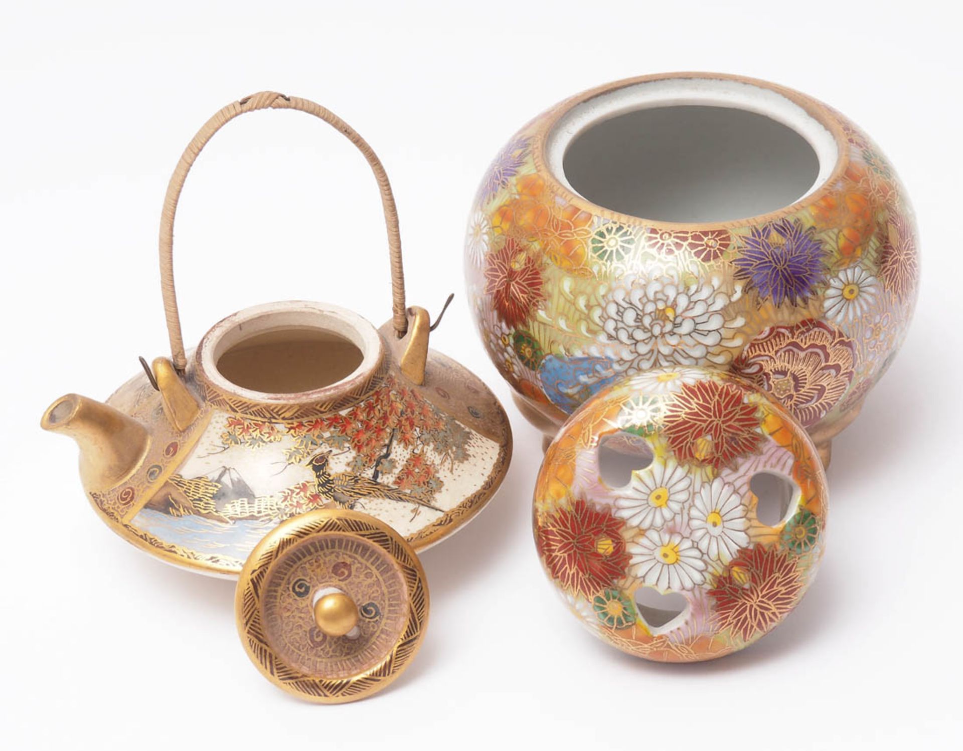 Konvolut Porzellan, Japan Räucherstäbchengefäß und Teekanne. Auf der Wandung in polychromer - Image 2 of 4