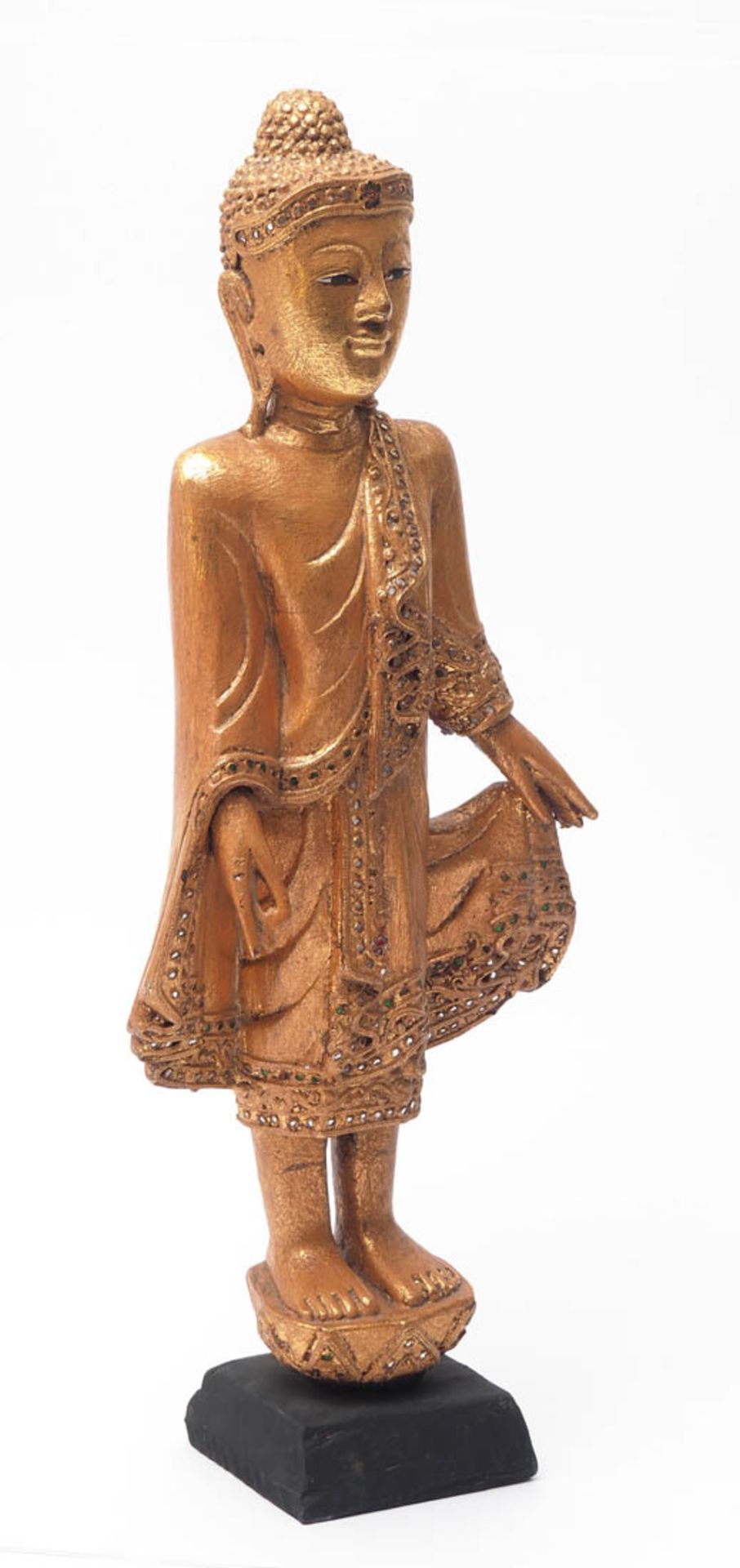 Götterfigur, Thailand Auf schwarzem Holzsockel vergoldete Götterfigur mit Glassteinbesatz.