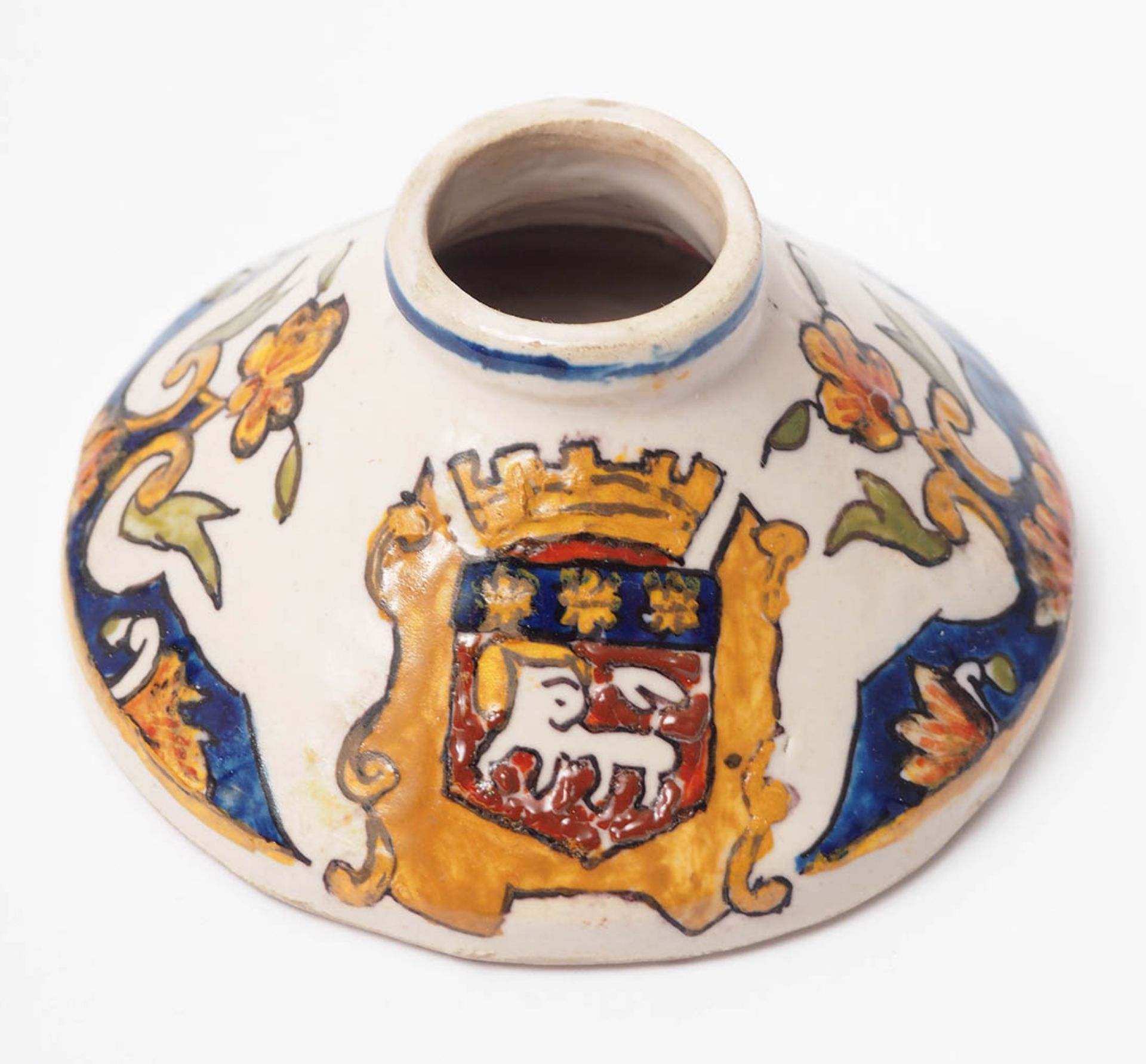 Sechs Teile Keramik, Rouen Wandteller, Schälchen, zwei Kerzenleuchter, kleine Vase und Krug. - Image 6 of 6