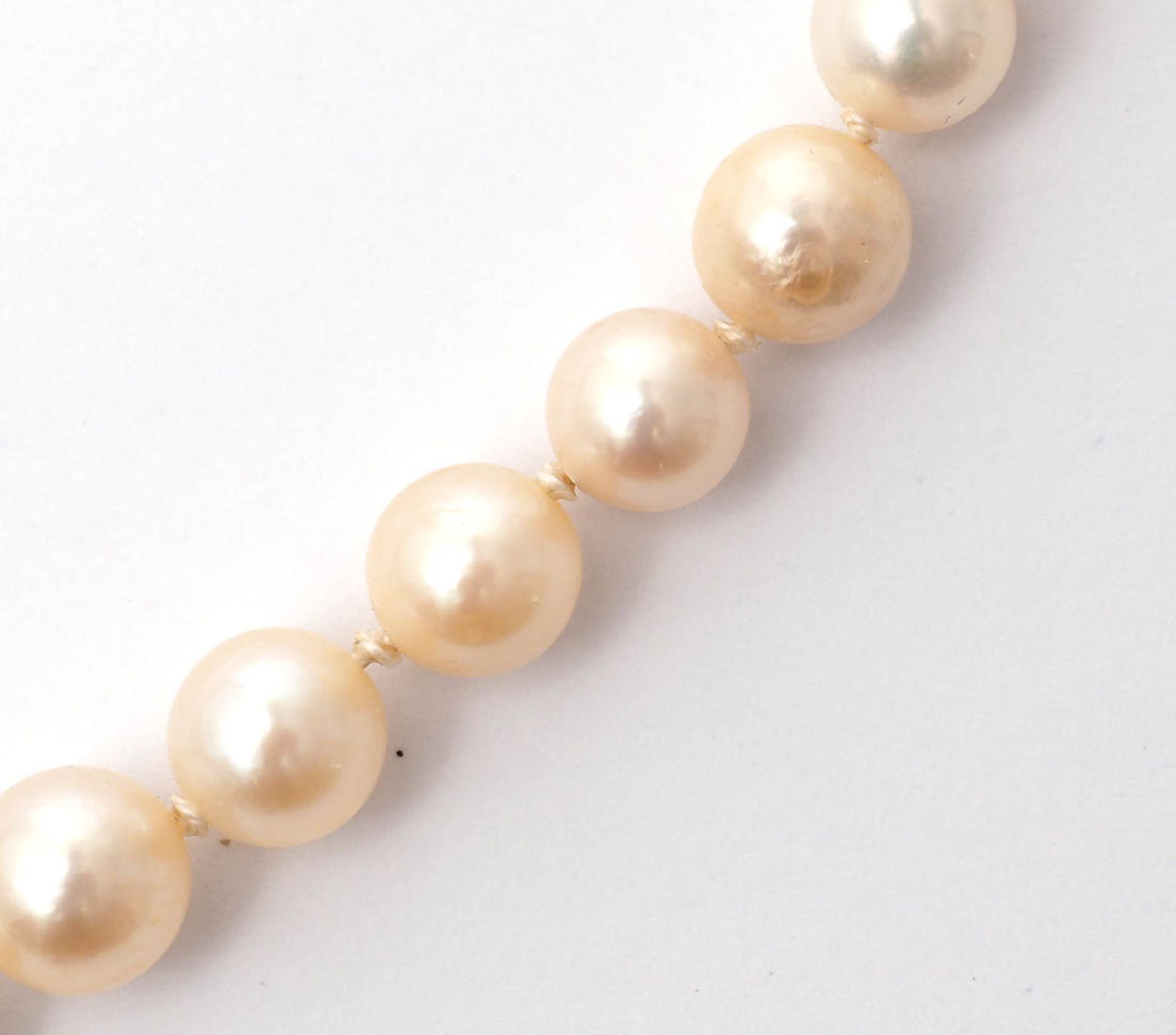 Zuchtperlkette Perlen von ca. 7mm Durchm. mit feinem Lüster. Schloss aus WG 14kt, besetzt mit - Image 3 of 3