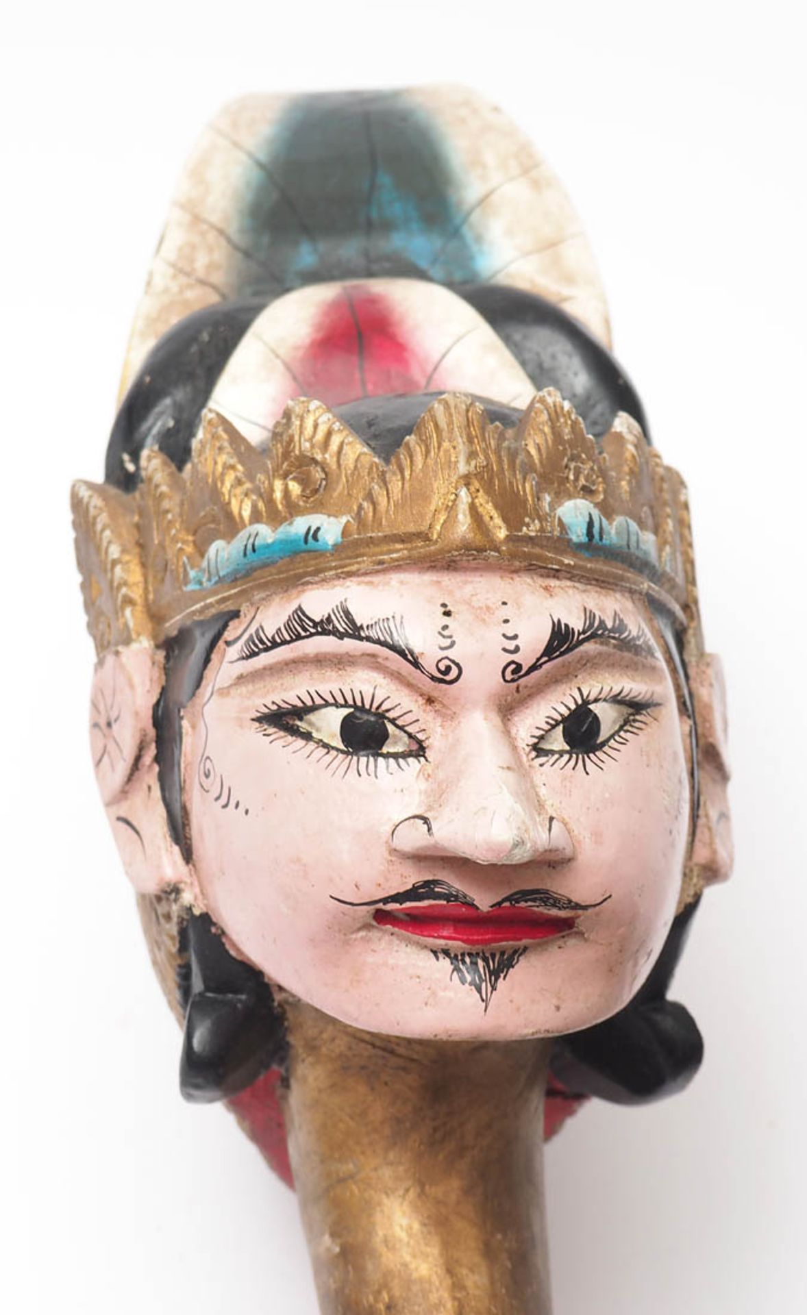 Drei Wayang Golek-Figuren Fein geschnitzt, bemalt und vergoldet. Stoffkleidung mit Stickerei. - Image 13 of 23