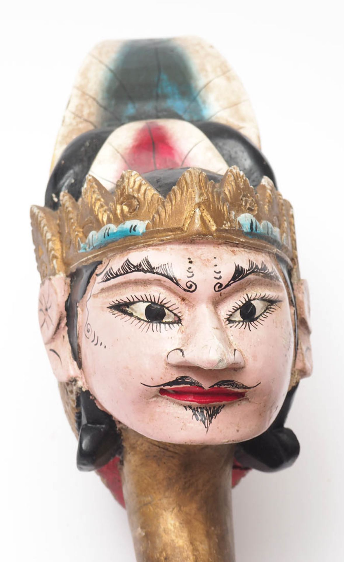 Drei Wayang Golek-Figuren Fein geschnitzt, bemalt und vergoldet. Stoffkleidung mit Stickerei. - Bild 13 aus 23