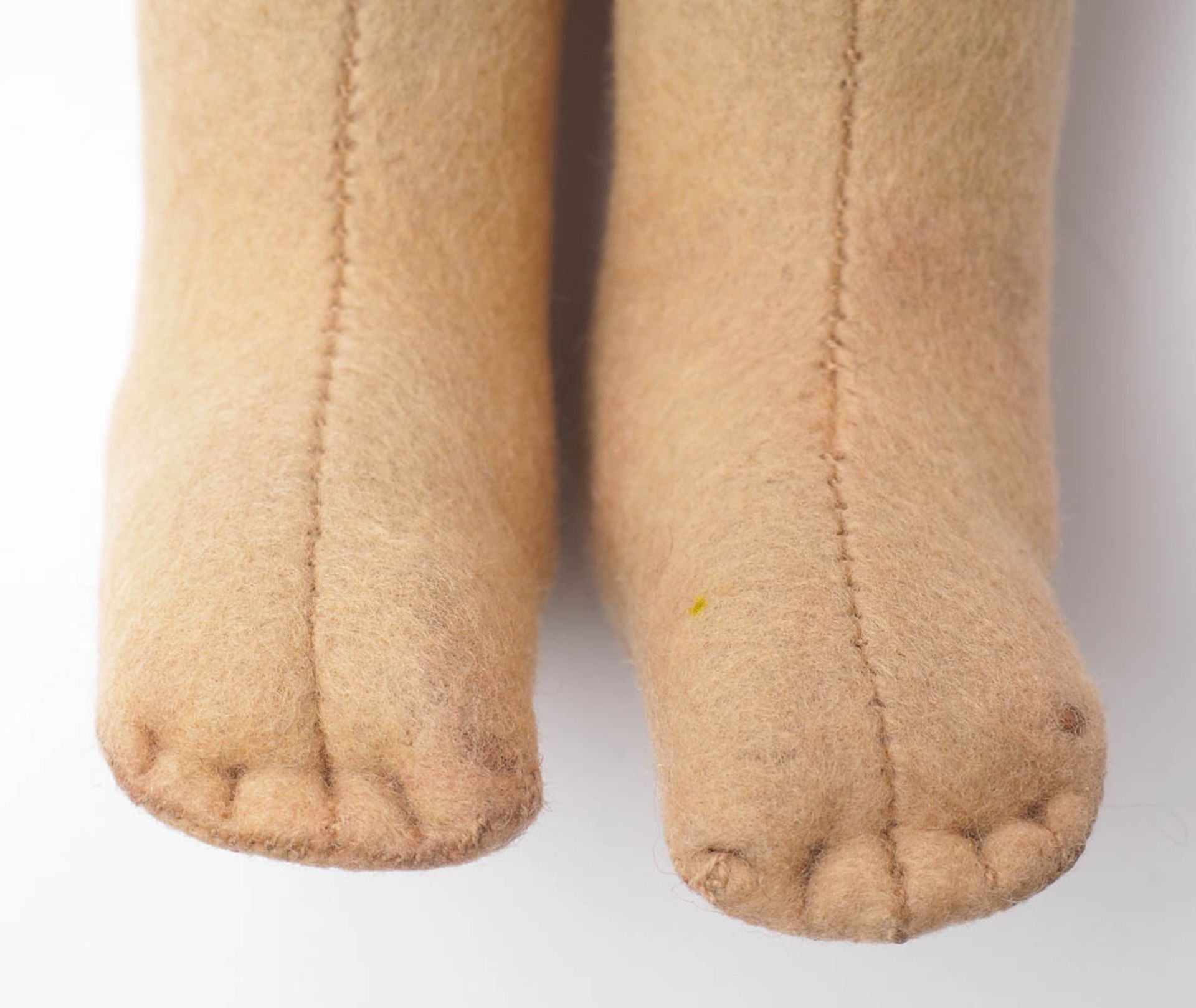 Filz-Puppe, Steiff, 40er Jahre Filzkörper mit genähten Händen und Armen. Gescheibte Beine. - Image 8 of 10