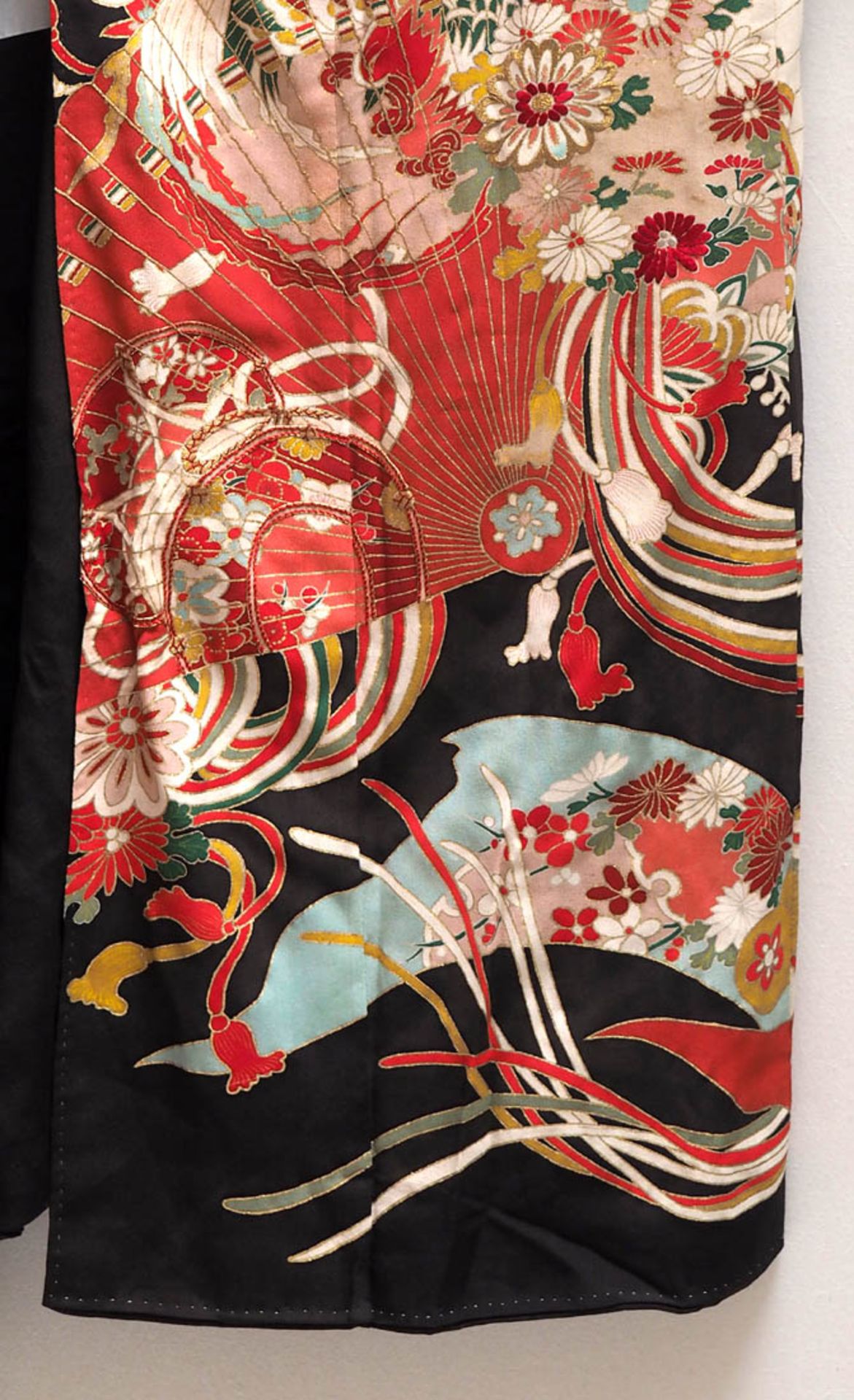 Kimono, Japan, um 1900 Rohseide, polychrom bemalt und bestickt mit Blüten, Fächern etc. Ohne - Bild 3 aus 6