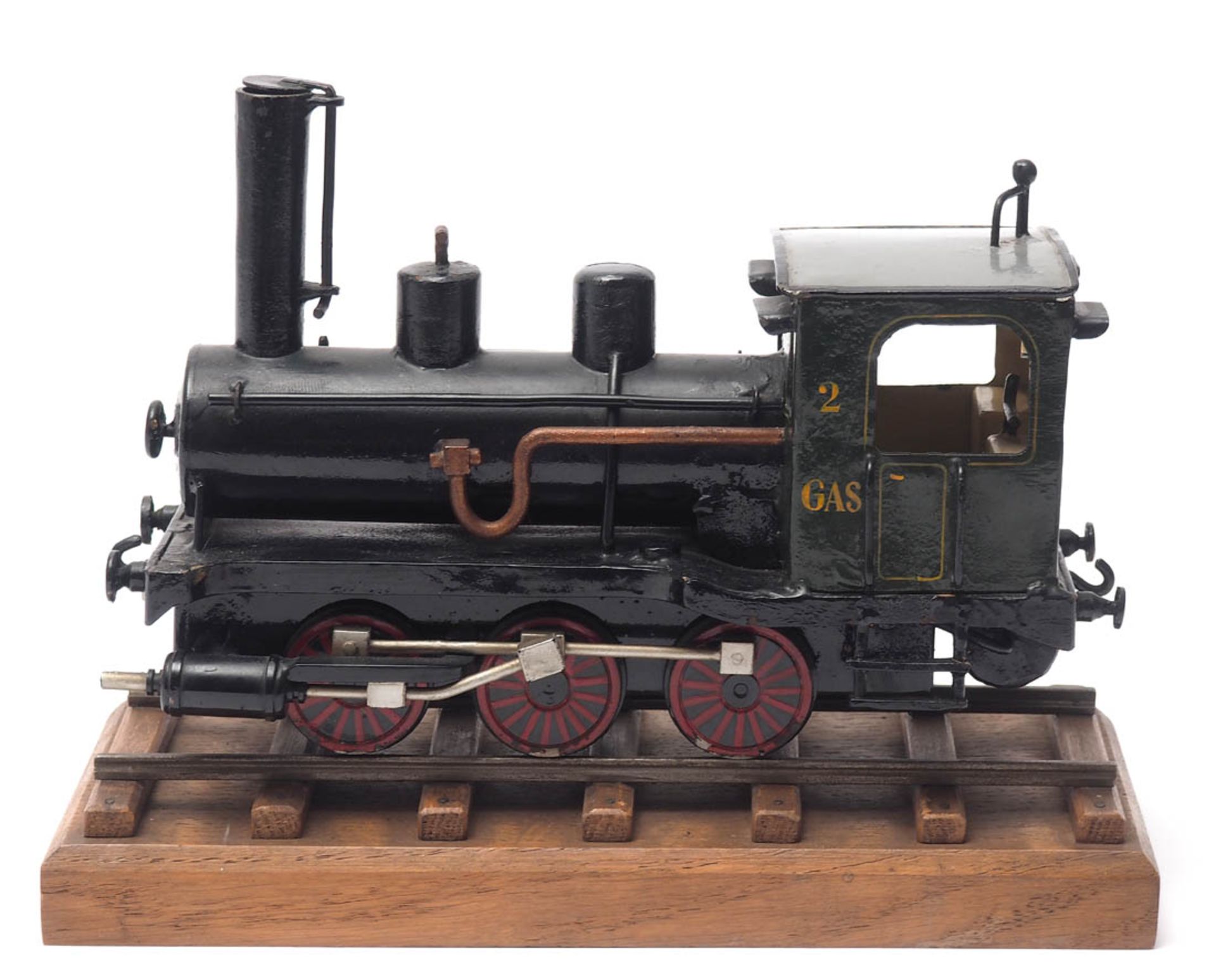 Modell einer Dampflokomotive Metall, farbig lackiert, auf Schienenstück stehend. L.25cm. - Bild 2 aus 3
