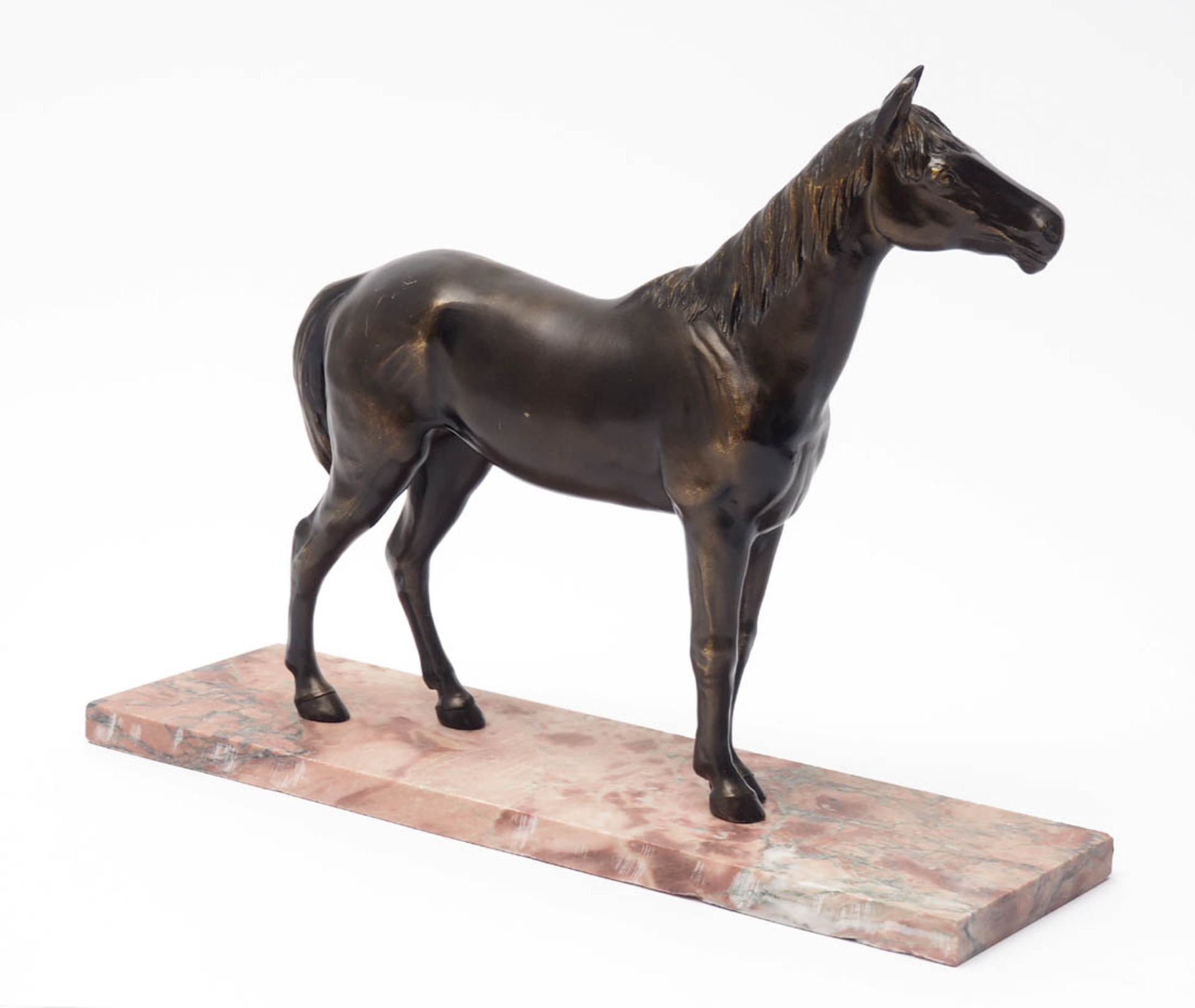 Pferdeskulptur Auf rot-grauem Marmorsockel stehendes Pferd. Bronze, braun patiniert. 41,5x30cm. Dazu - Image 3 of 4