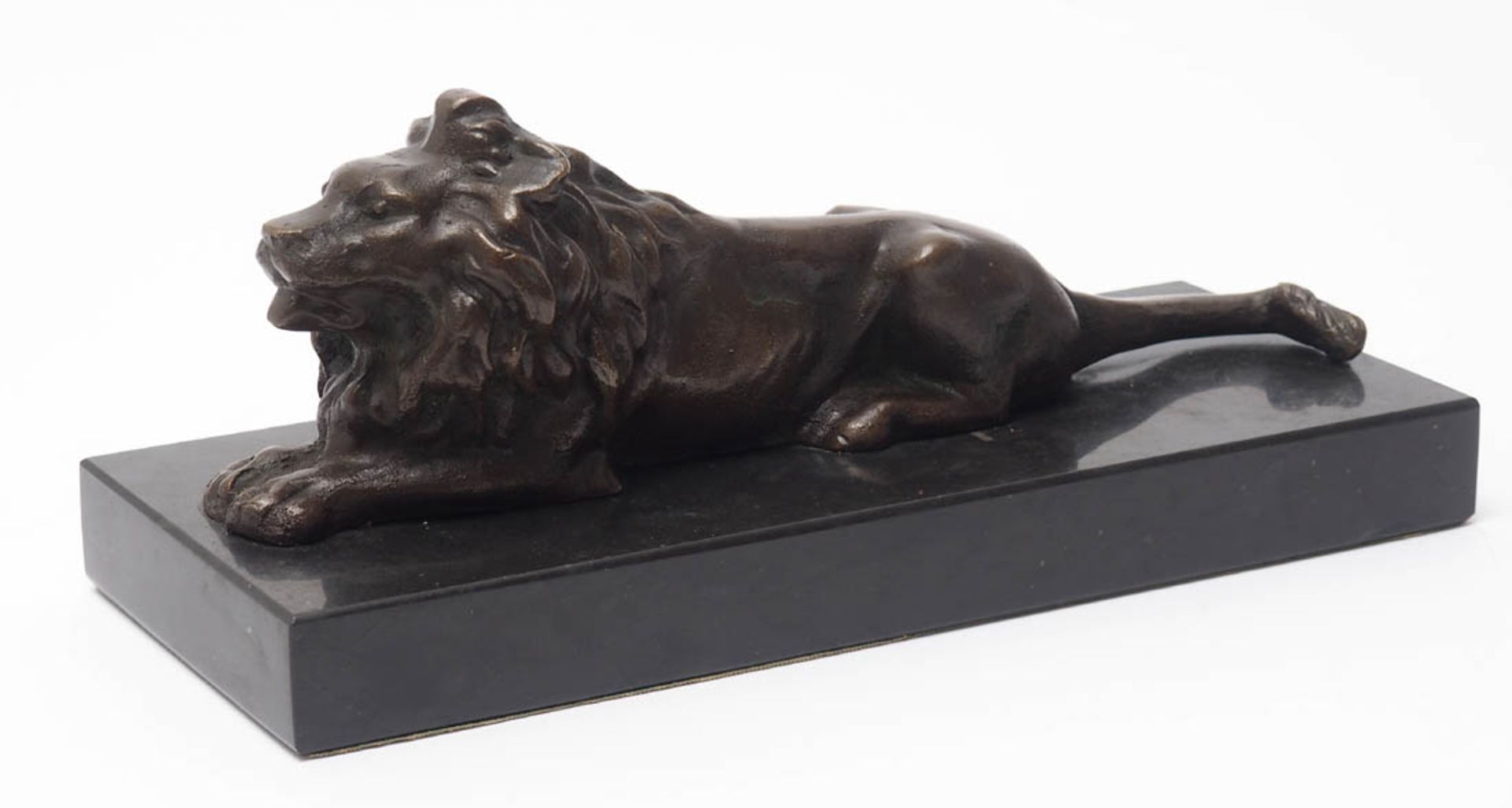 Tierplastik Auf schwarzem Marmorsockel liegender Löwe. Bronze, dunkelbraun patiniert. L.30cm.