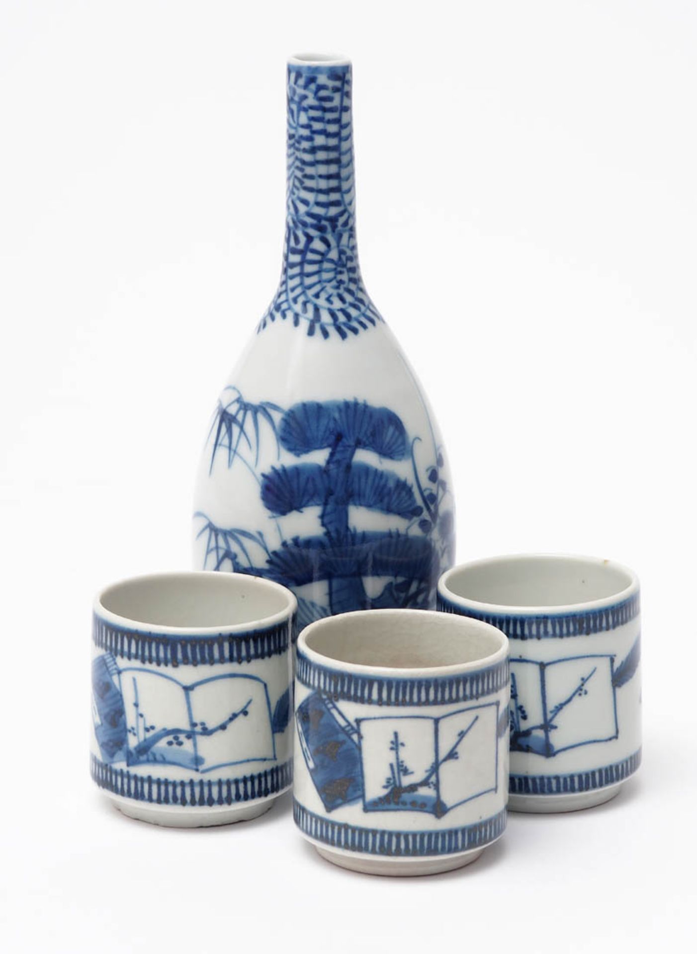 Sake-Garnitur, Japan Sakeflasche und drei Becher. Unterglasurblaue Malerei.