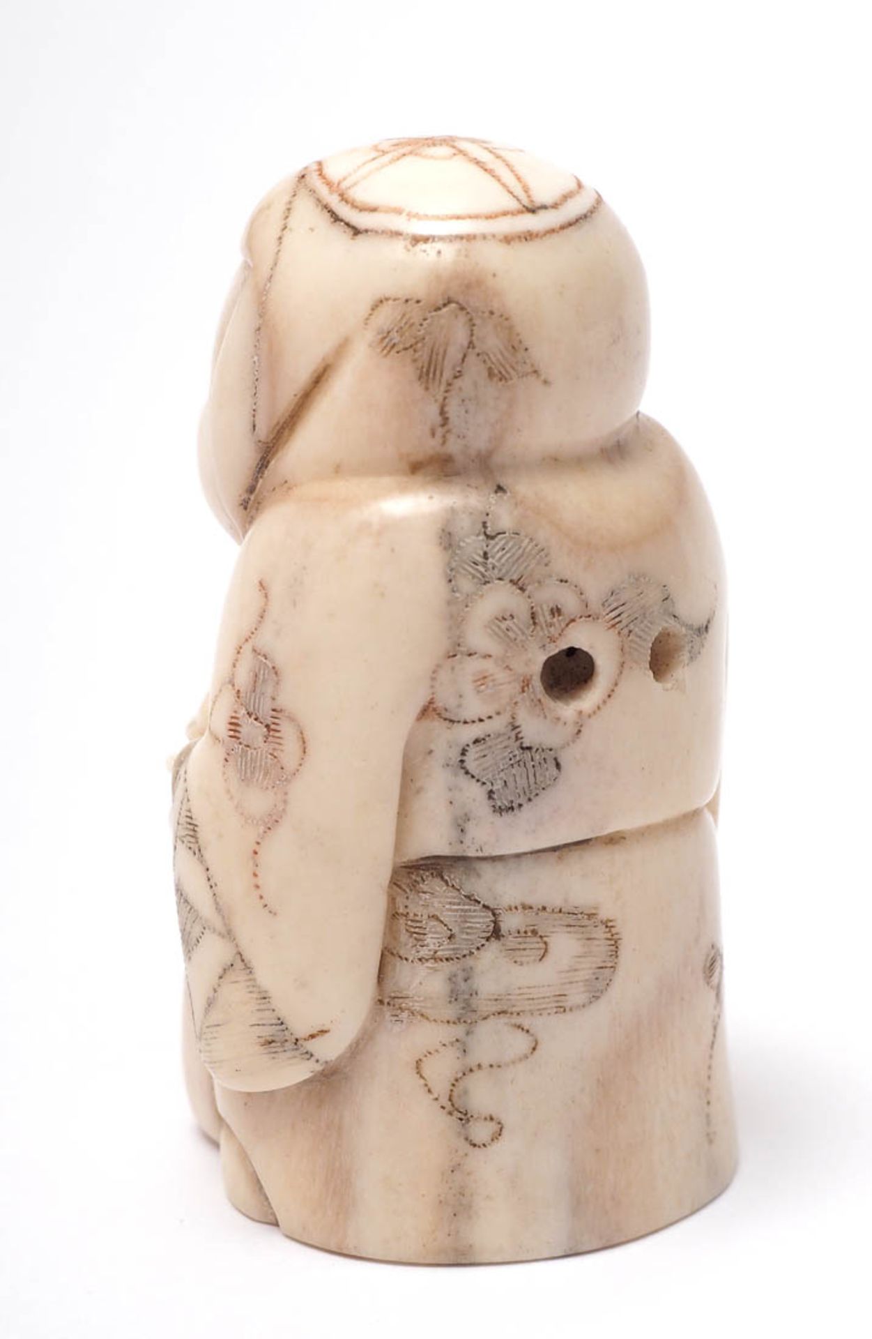 Zwei Netsuke, Japan In Form einer Frau mit Fächer bzw. einer Bauersfrau mit Brot. Elfenbein, auf dem - Bild 2 aus 4