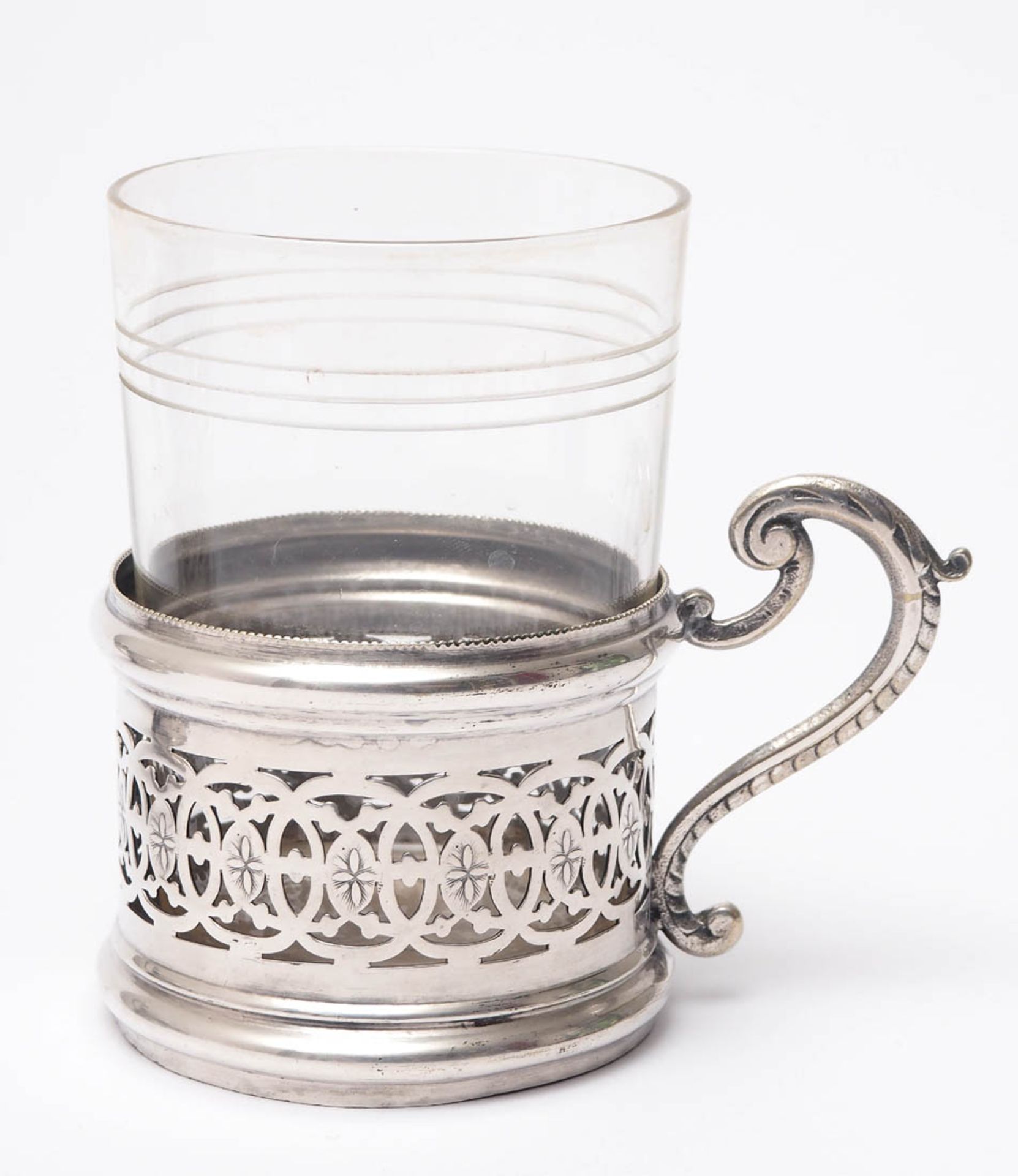 Vier Teeglashalter, um 1900 Zylindrische Form mit vegetabil durchbrochen gearbeiteter Wandung. - Image 2 of 5
