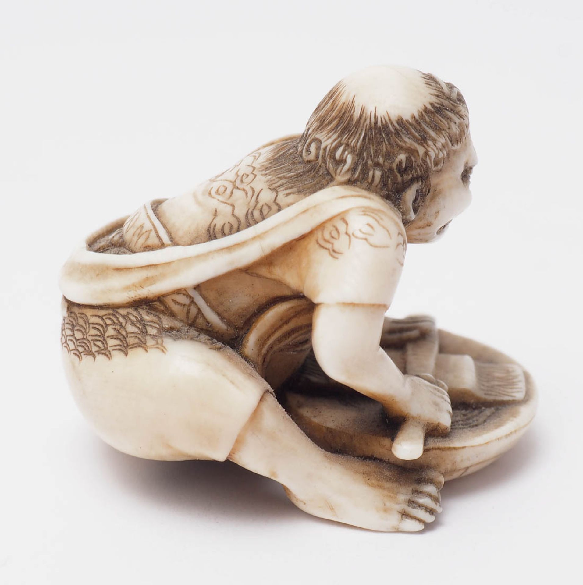 Netsuke, 19.Jhdt. Feine Schnitzerei. Hockender Mann, seinen Säbel schleifend. Altersgebräuntes - Bild 3 aus 6