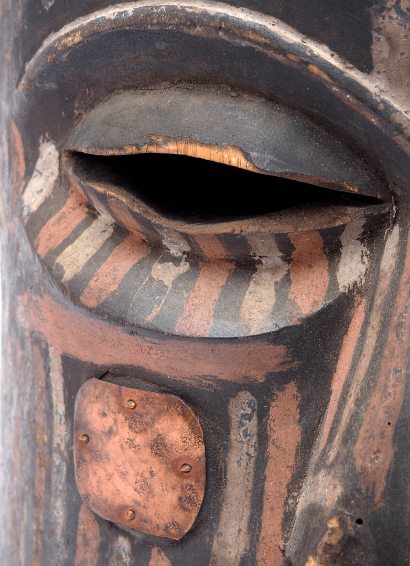 Helmmaske, Bena Biomba, Kongo Halskrause aus Gras, Bekrönung in Form eines plastischen Wildschweins. - Bild 4 aus 8