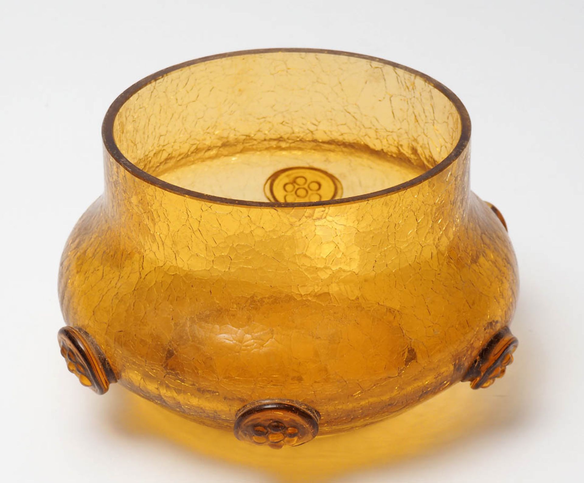 Schale, um 1900 Honigfarbenes Glas mit Krakelierung und aufgesetzten Beerennuppen. Durchm.16cm.