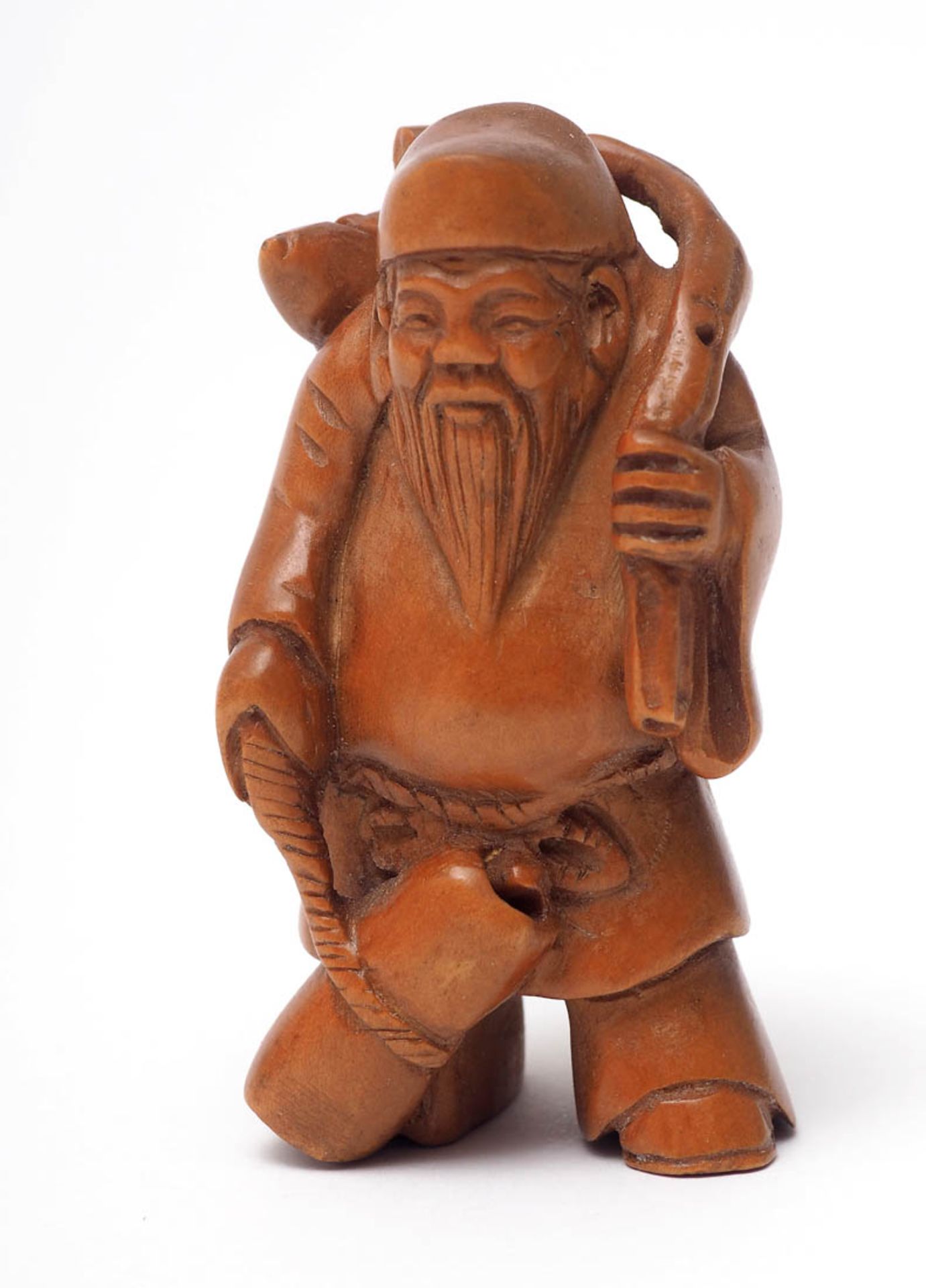 Vier Netsuke, Japan Sitzender Hase, zwei alte Herren mit Bündel und ein sitzender Affe. Buchsbaum, - Bild 3 aus 6