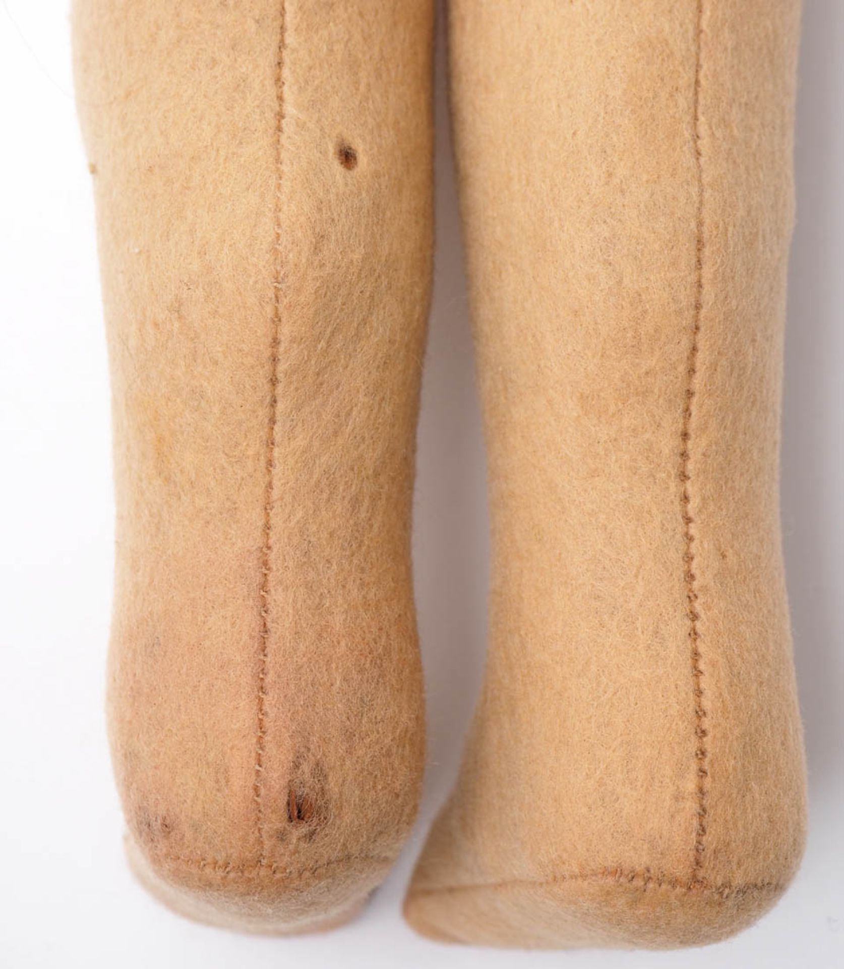 Filz-Puppe, Steiff, 40er Jahre Filzkörper mit genähten Händen und Armen. Gescheibte Beine. - Image 10 of 10