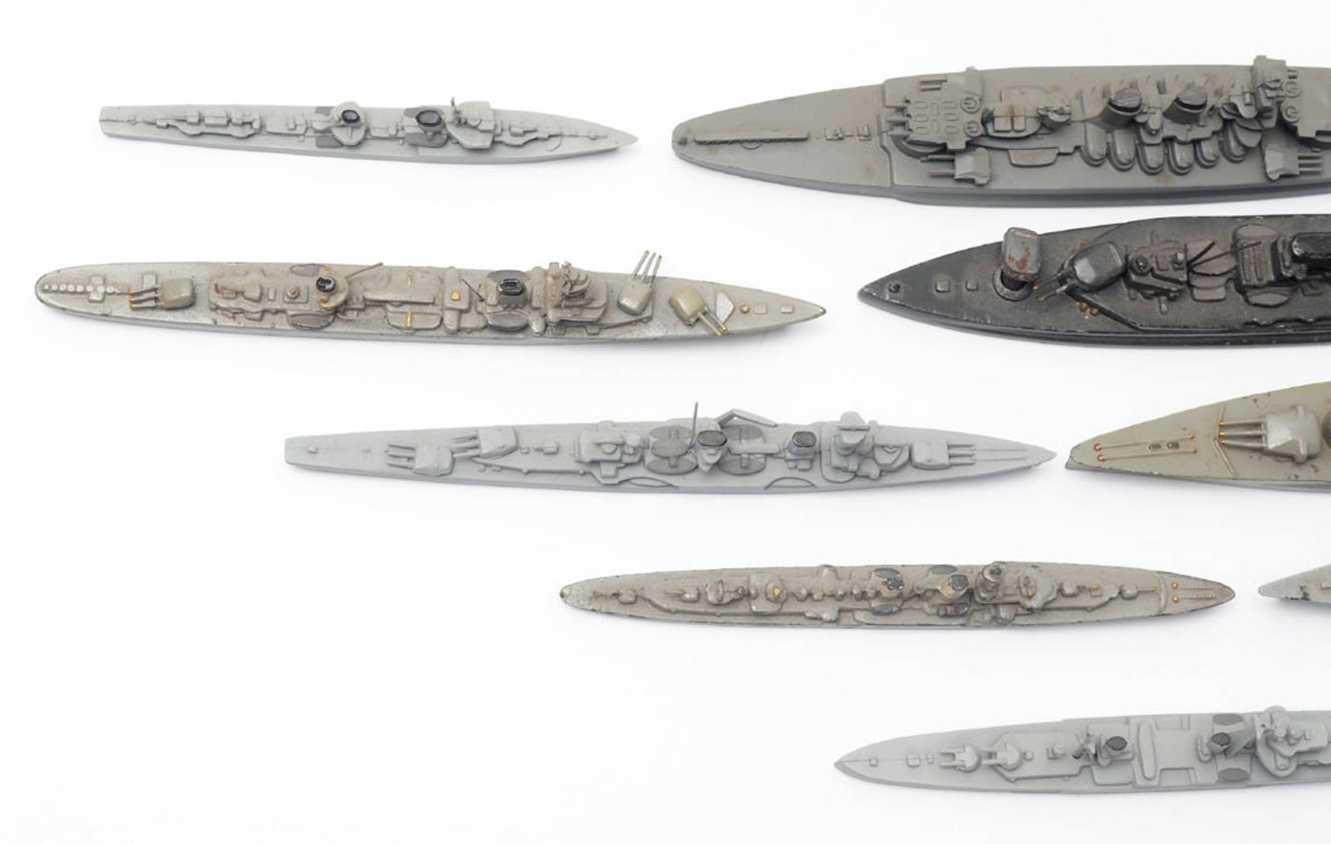 Zwölf Modelle von Kriegsschiffen, Wiking Elf aus Druckguss, eines aus Kunststoff. Unterschiedliche - Image 2 of 11