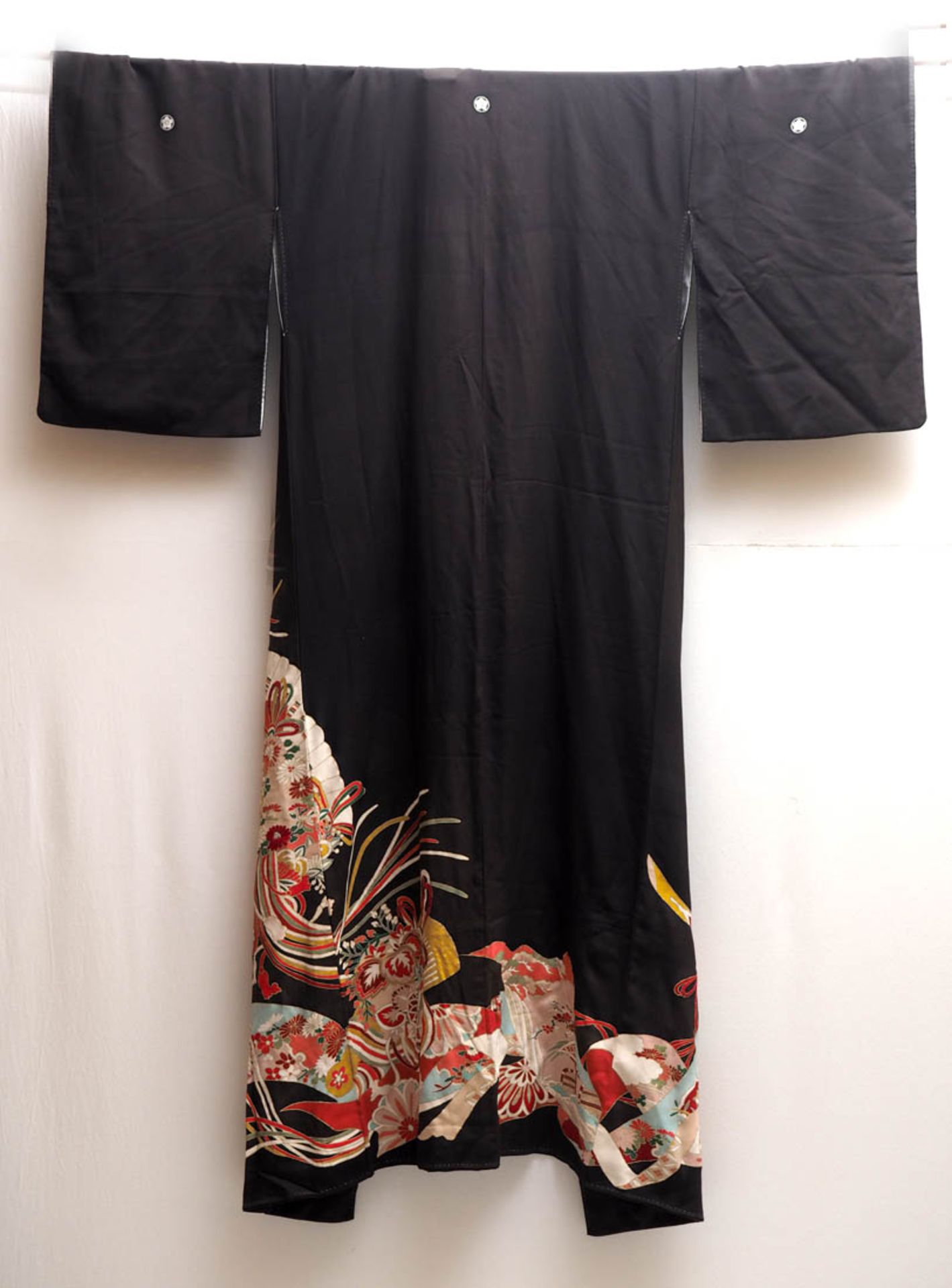 Kimono, Japan, um 1900 Rohseide, polychrom bemalt und bestickt mit Blüten, Fächern etc. Ohne - Bild 4 aus 6