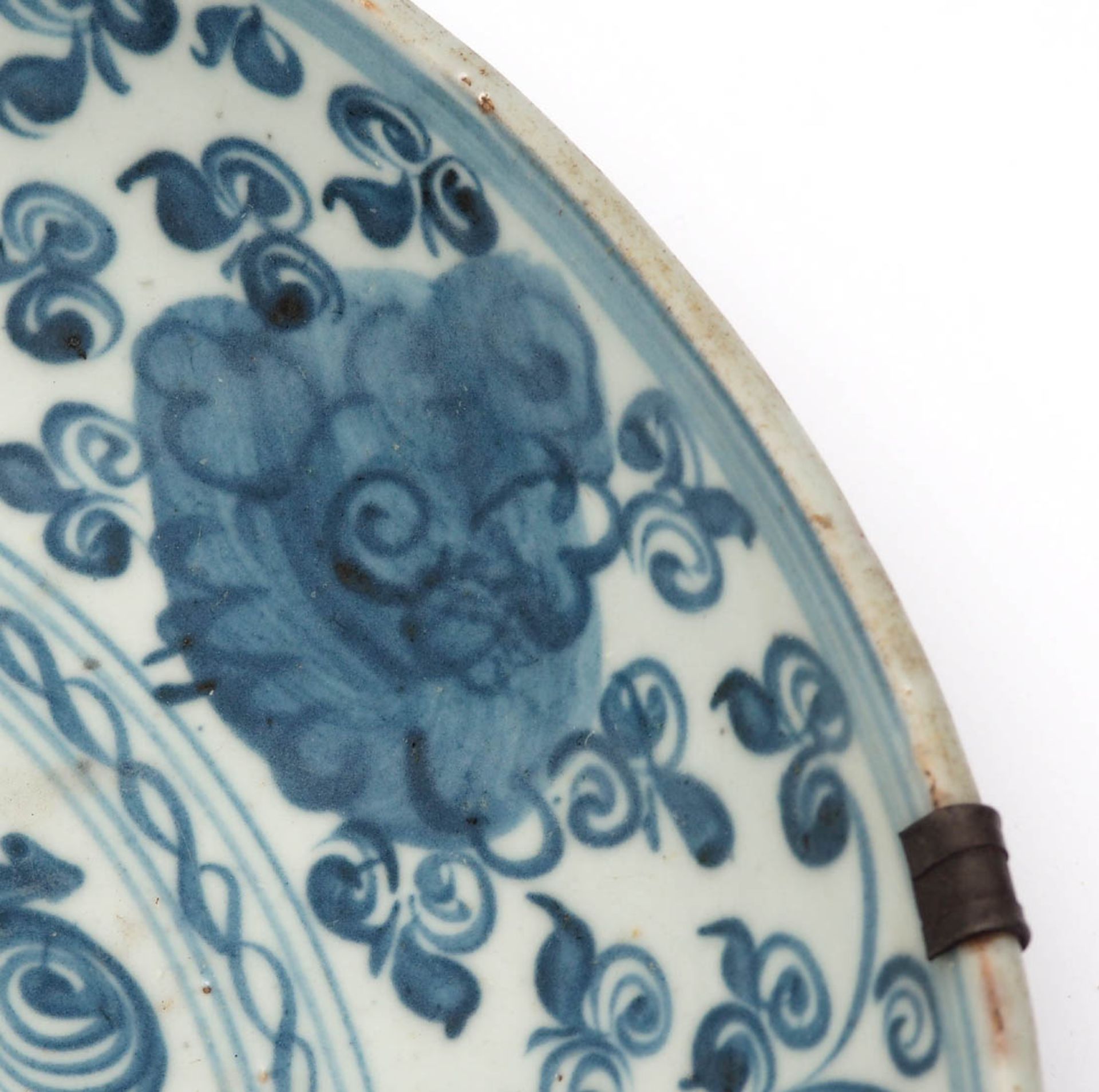 Wandteller, China, 18./19.Jhdt. Auf rundem Standring gemuldete Form mit glattem Rand. Auf Außen - - Image 3 of 4