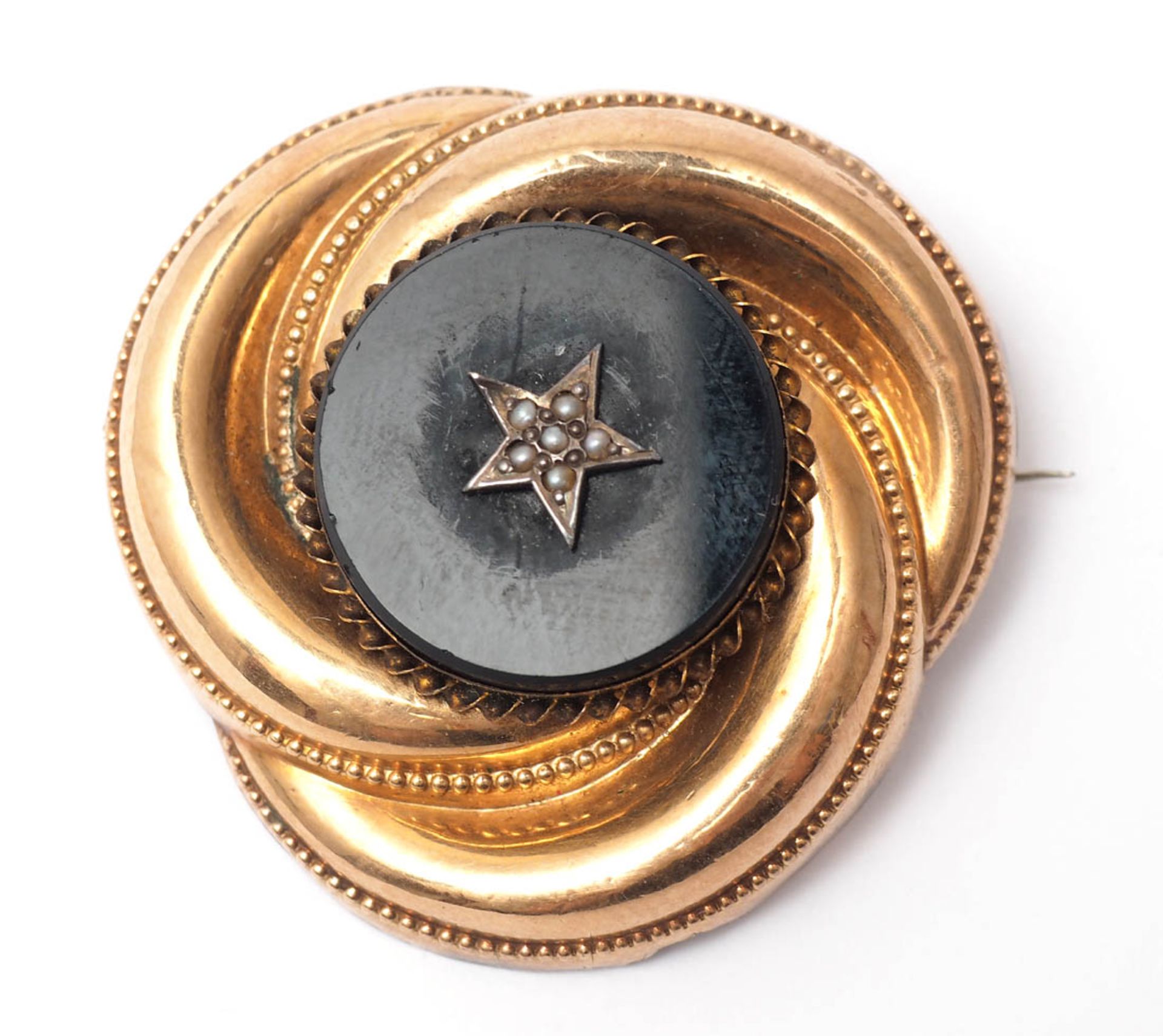 Schaumgoldbrosche, deutsch, um 1850 Knotenförmig, mittig runde Onyxplatte mit Stern aus