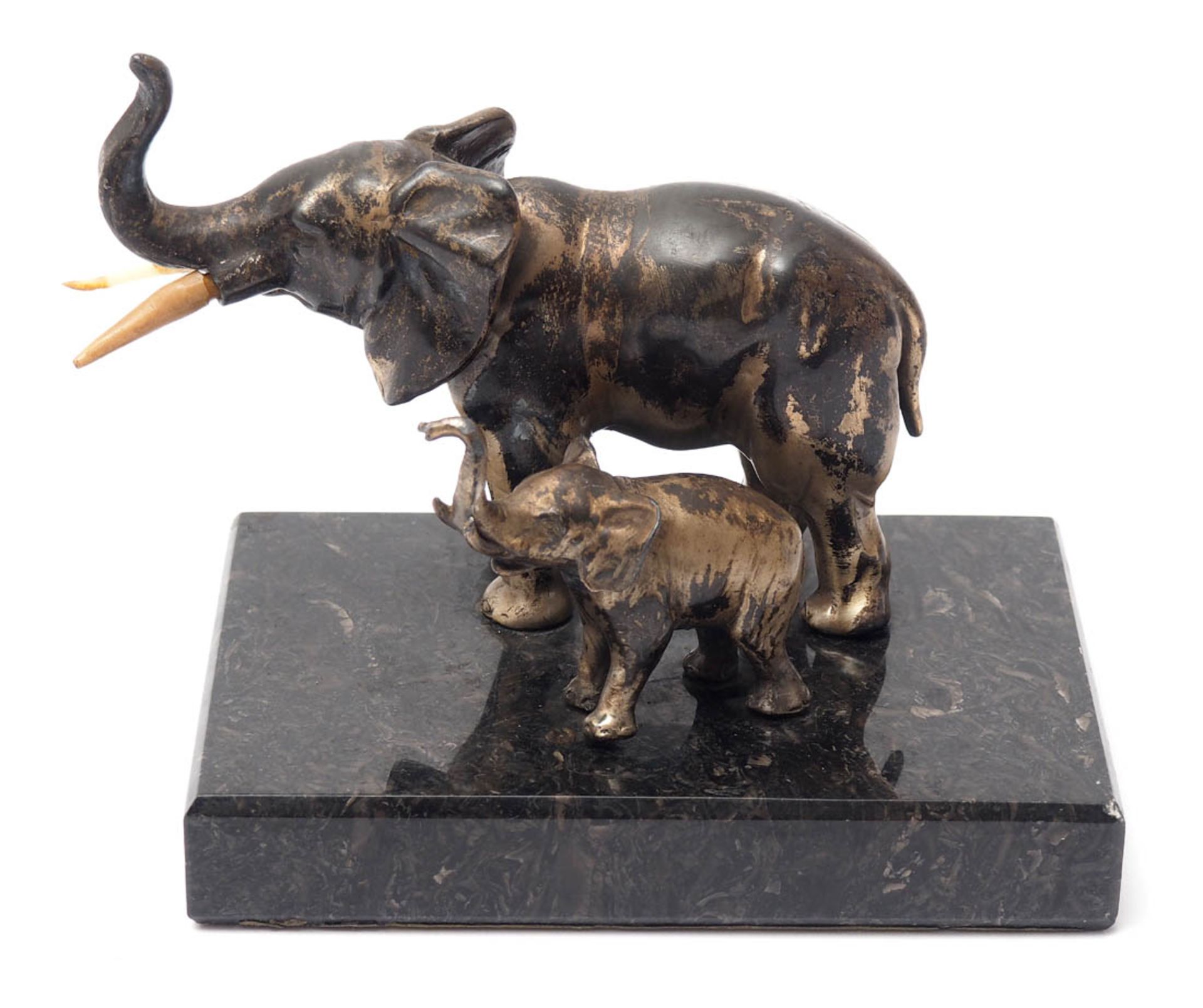 Figurengruppe, 20er/30er Jahre Elefantenbulle mit Kalb auf rechteckigem Marmorsockel. Bronze (?) mit - Image 2 of 3
