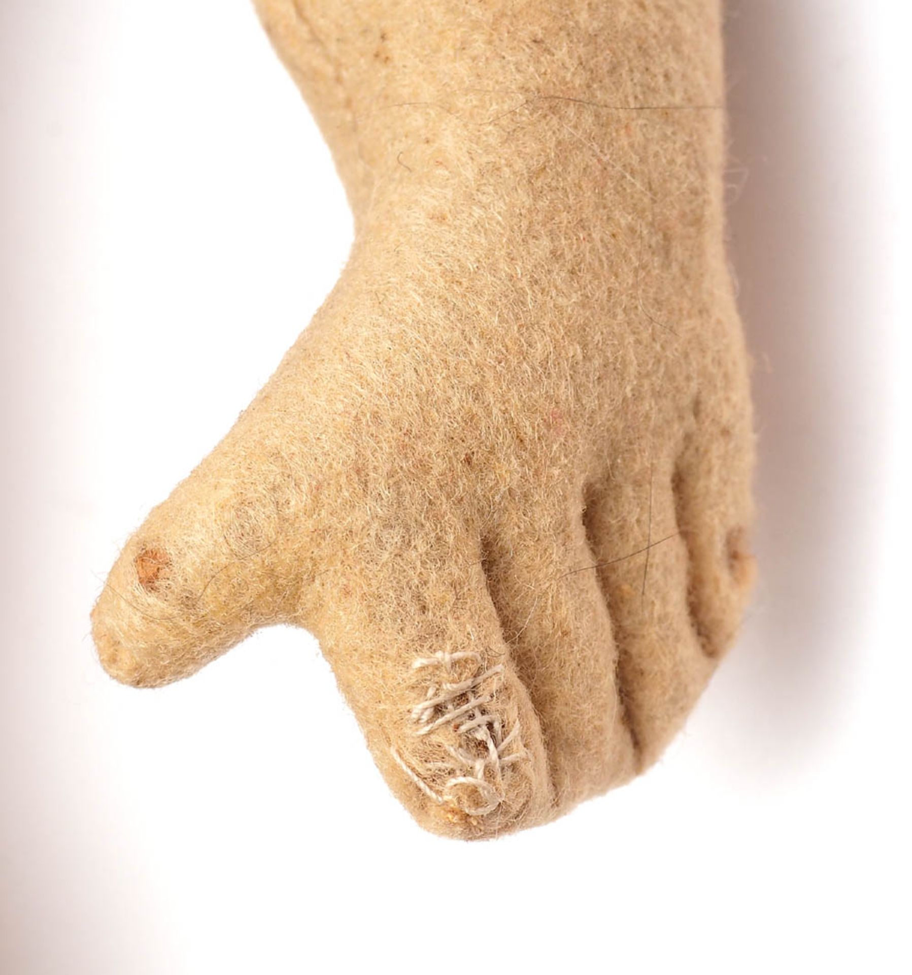 Filz-Puppe, Steiff, 40er Jahre Filzkörper mit genähten Händen und Armen. Gescheibte Beine. - Image 7 of 10