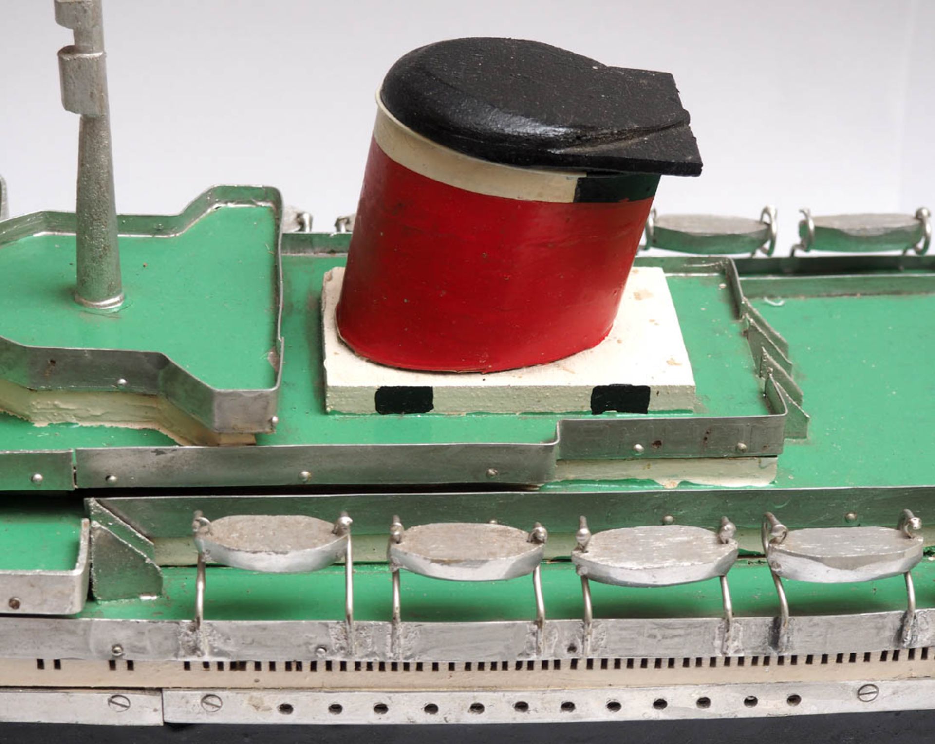 Modell eines Passagierschiffs Mit Motorantrieb. Holz, farbig bemalt. Eigenbau, Funktion des Motors - Image 2 of 4
