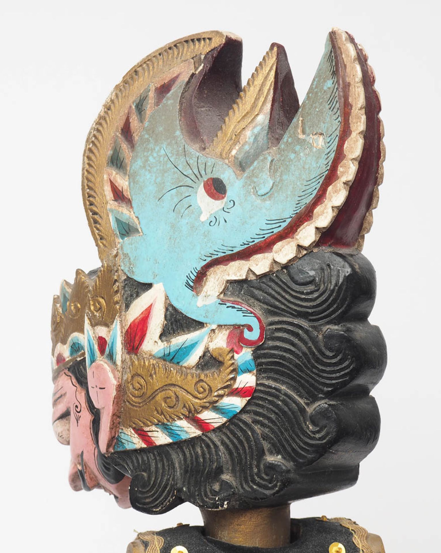 Drei Wayang Golek-Figuren Fein geschnitzt, bemalt und vergoldet. Stoffkleidung mit Stickerei. - Bild 22 aus 23