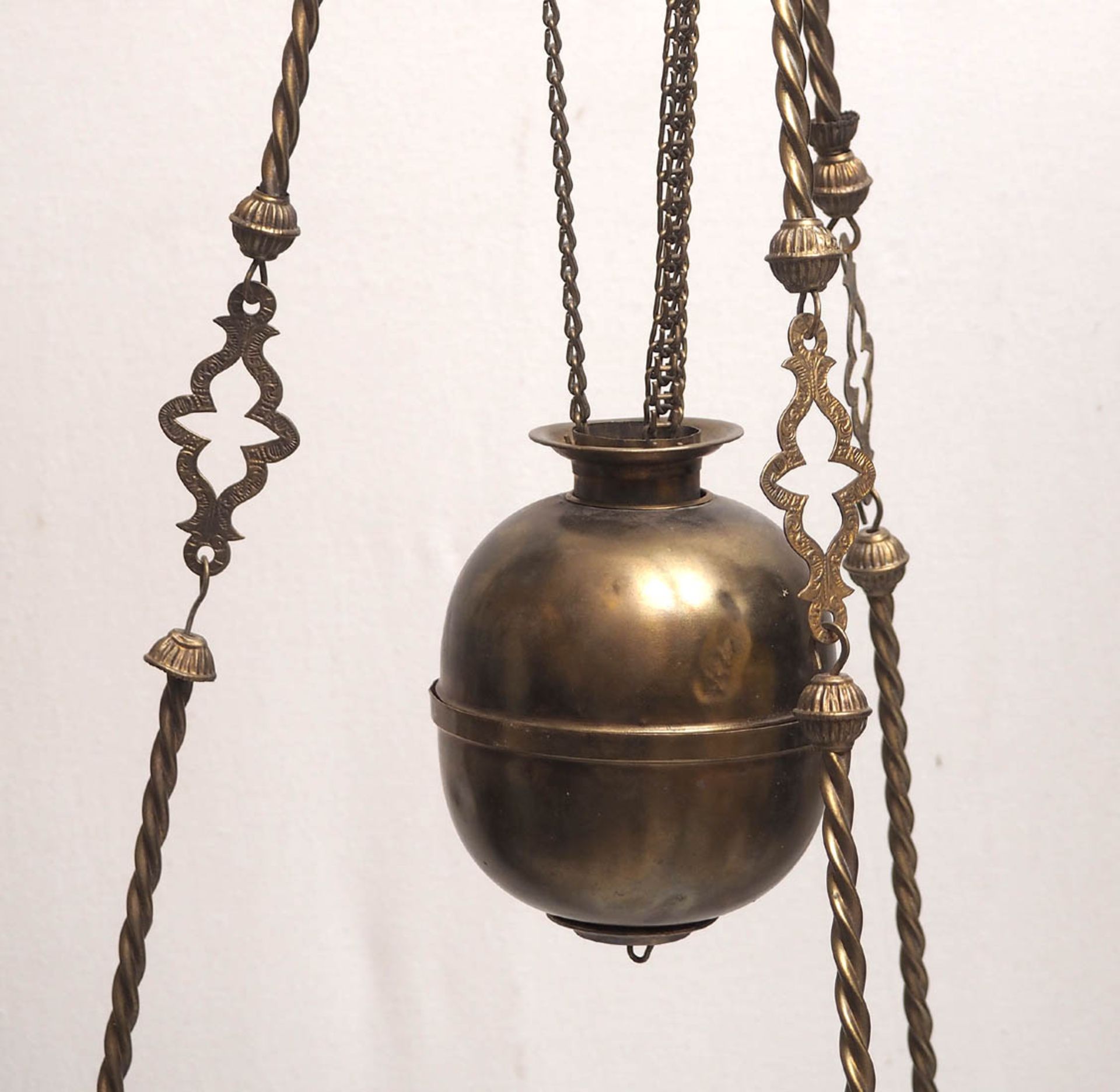 Hänge-Petroleumlampe, um 1900 Runde Halterung mit drei durchbrochen gearbeiteten Seitenarmen. - Bild 4 aus 4