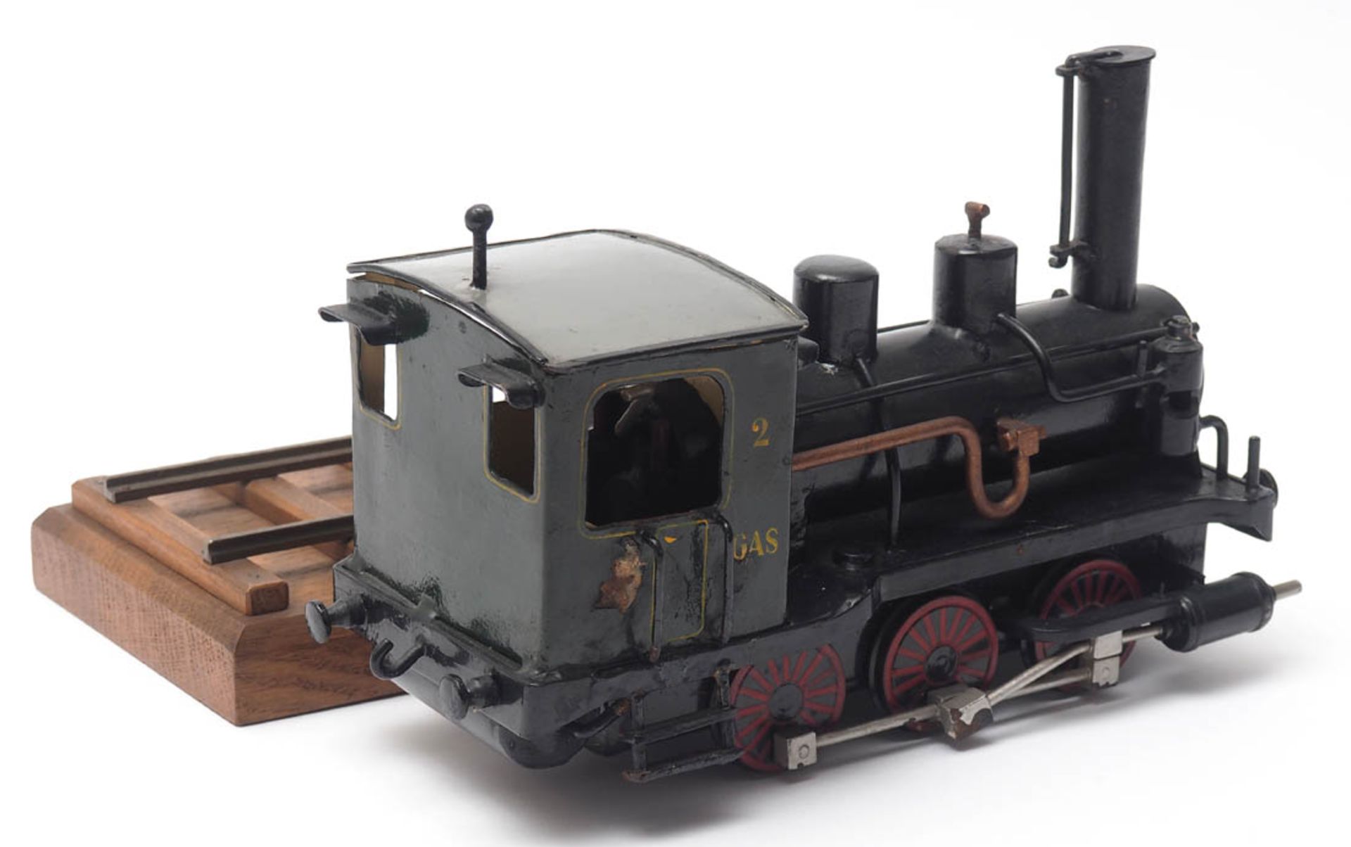 Modell einer Dampflokomotive Metall, farbig lackiert, auf Schienenstück stehend. L.25cm. - Bild 3 aus 3