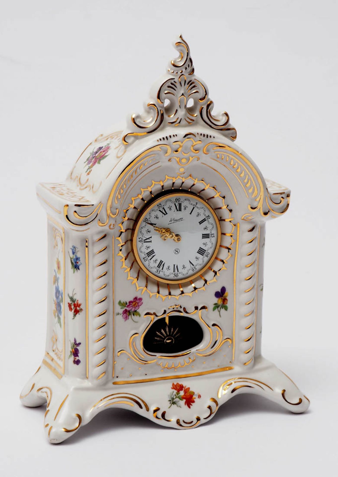 Tischuhr, Dresden Hochrechteckiges Porzellangehäuse mit Bekrönung, polychromem Blütendekor und