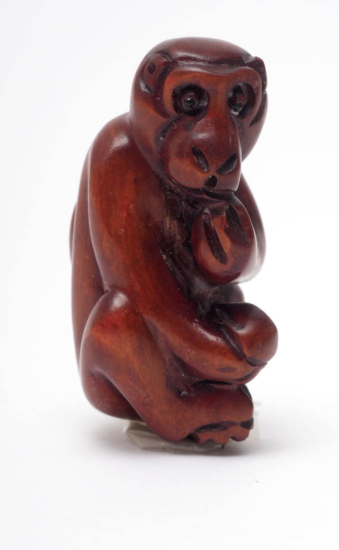 Vier Netsuke, Japan Sitzender Hase, zwei alte Herren mit Bündel und ein sitzender Affe. Buchsbaum, - Bild 4 aus 6