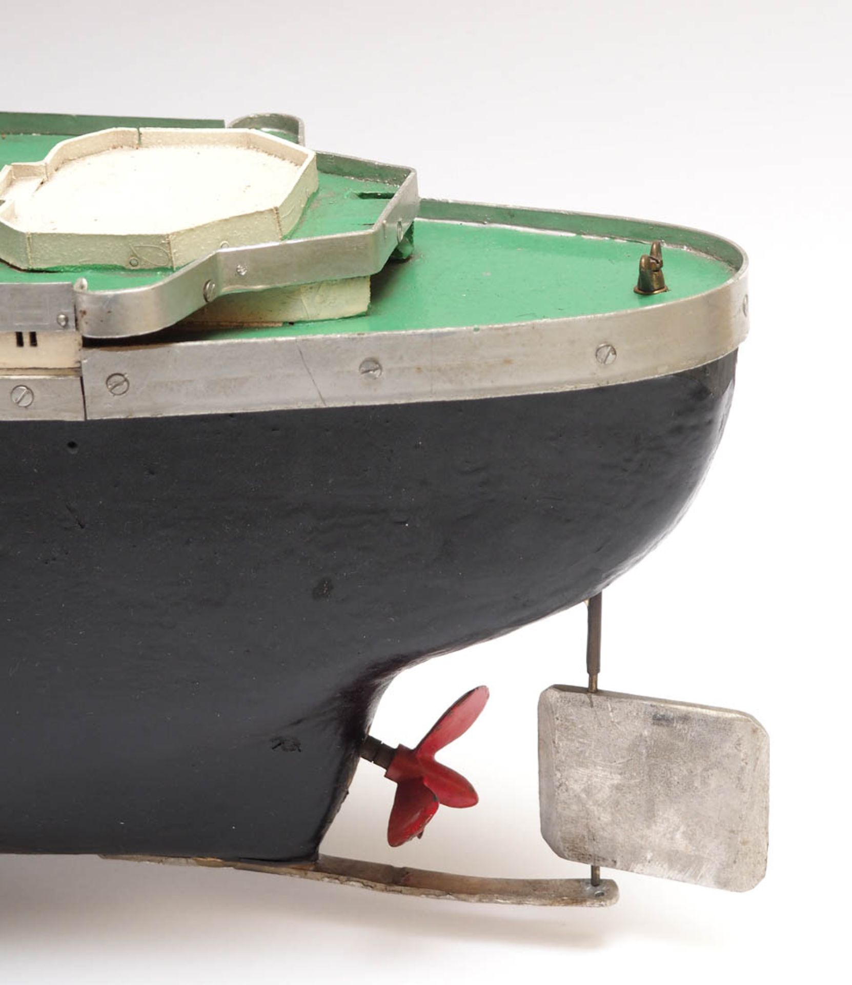 Modell eines Passagierschiffs Mit Motorantrieb. Holz, farbig bemalt. Eigenbau, Funktion des Motors - Image 3 of 4
