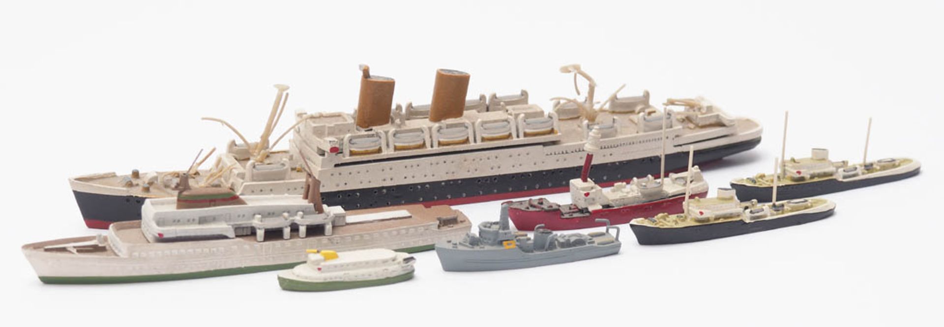 Sieben Schiffsmodelle Kriegs-, Handels- und Passagierschiffe. Druckguss. Unterschiedliche Größen.