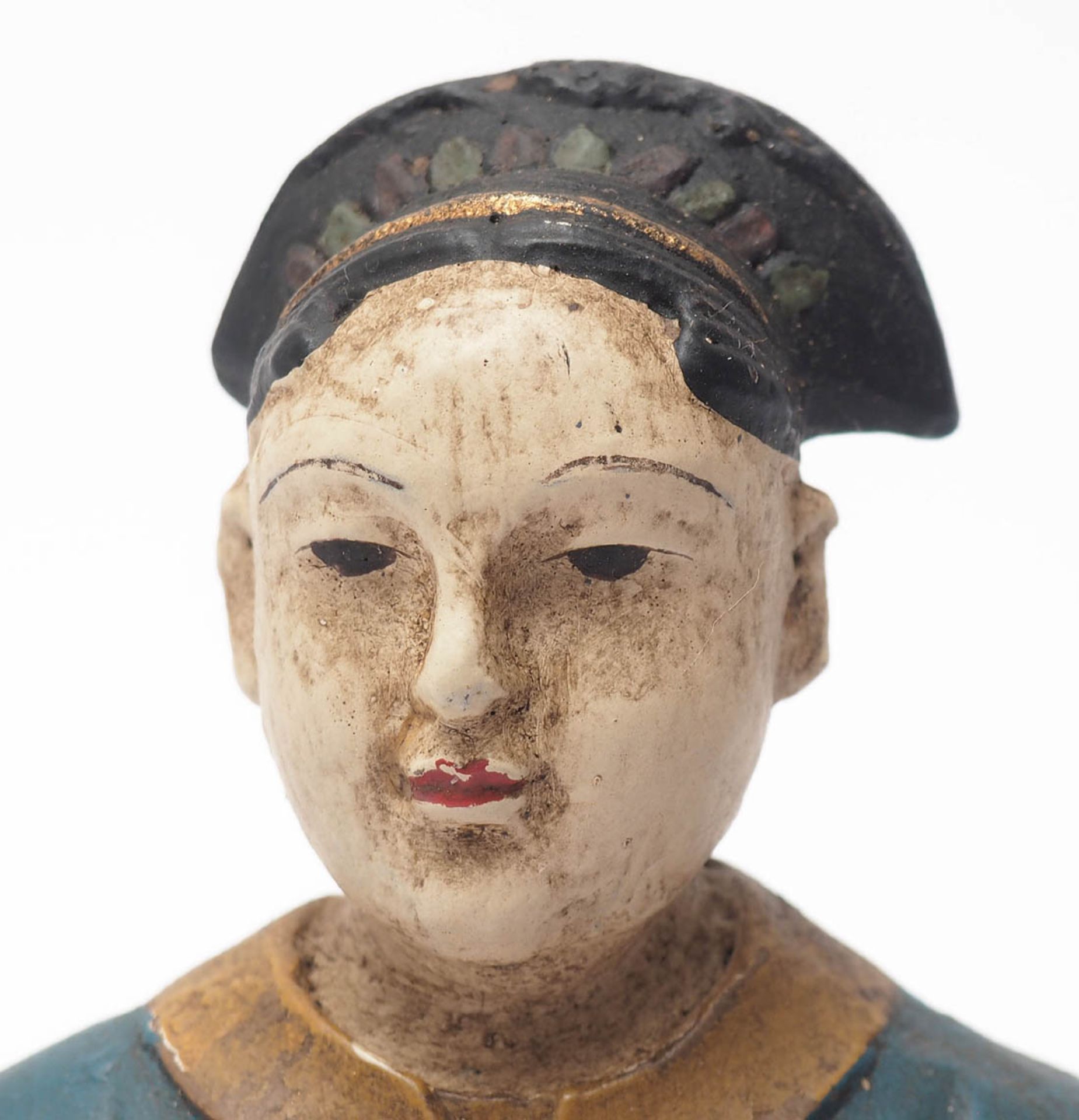 Zwei Figuren, China Sitzende Mandarine. Porzellan (?), polychrom bemalt. H.20 bzw. 21cm. - Bild 6 aus 9