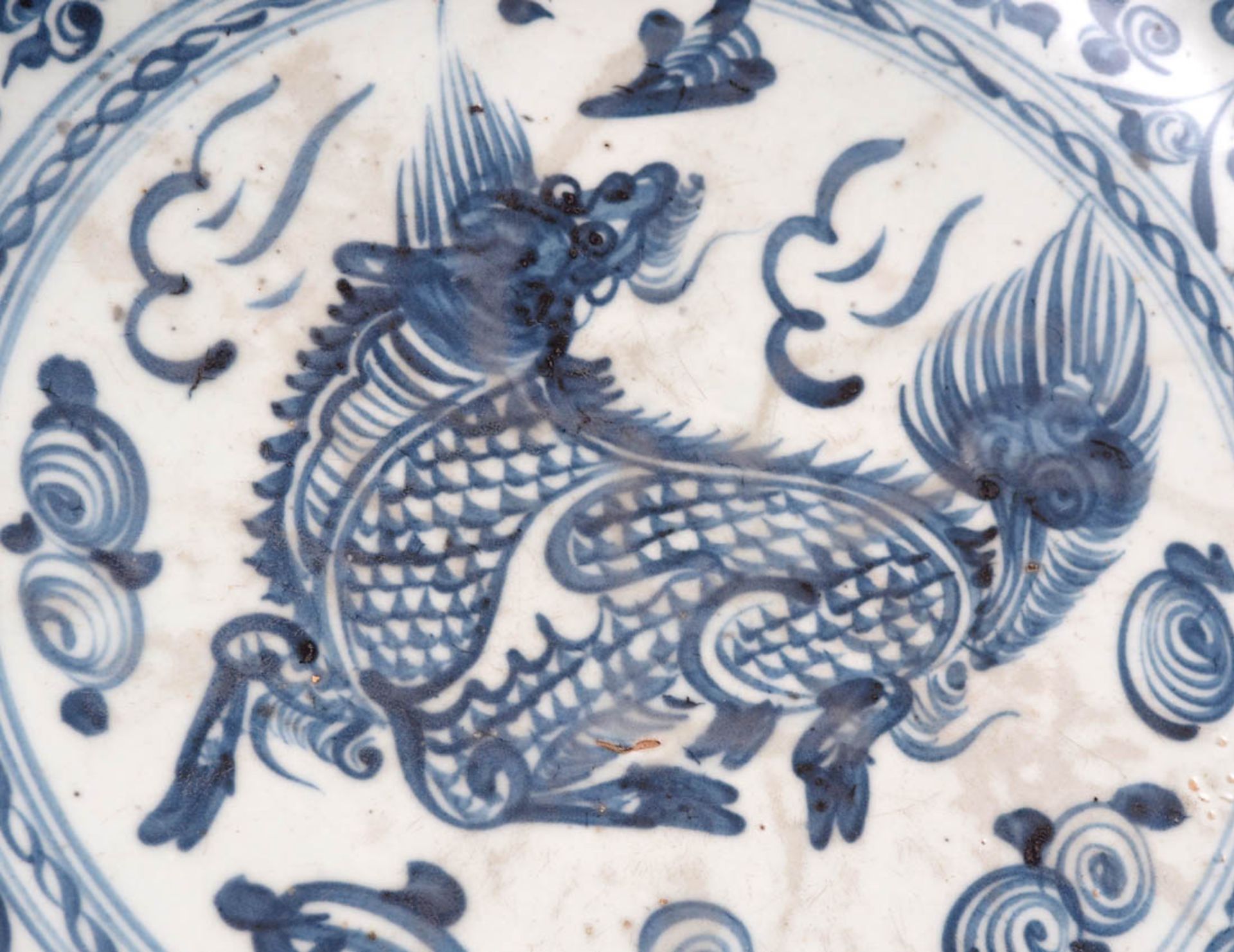Wandteller, China, 18./19.Jhdt. Auf rundem Standring gemuldete Form mit glattem Rand. Auf Außen - - Image 2 of 4